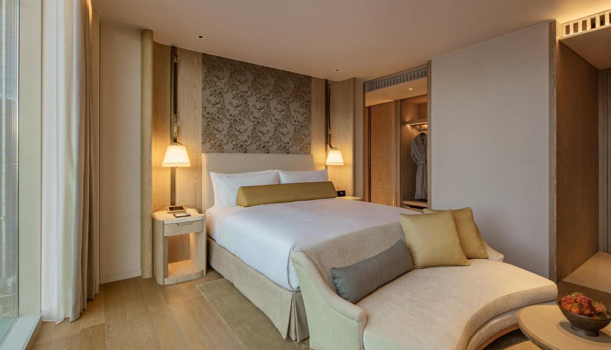 Deluxe King Room with City View