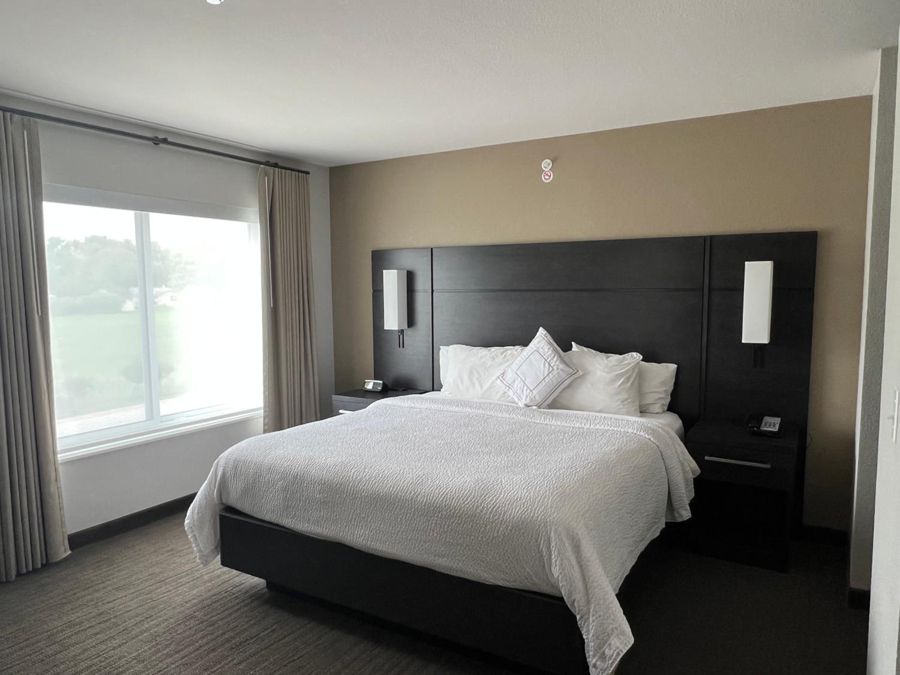 Large King Studio with Sofa Bed and Roll-In Shower - Mobility Accessible