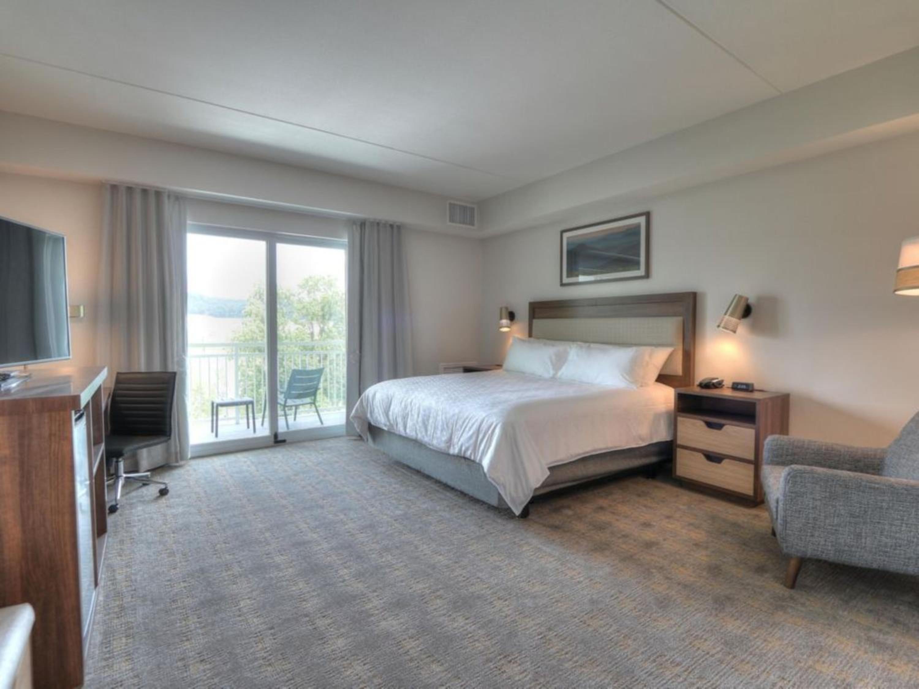 Premium King Room with Transfer Shower - Mobility Accessible - Photo 2