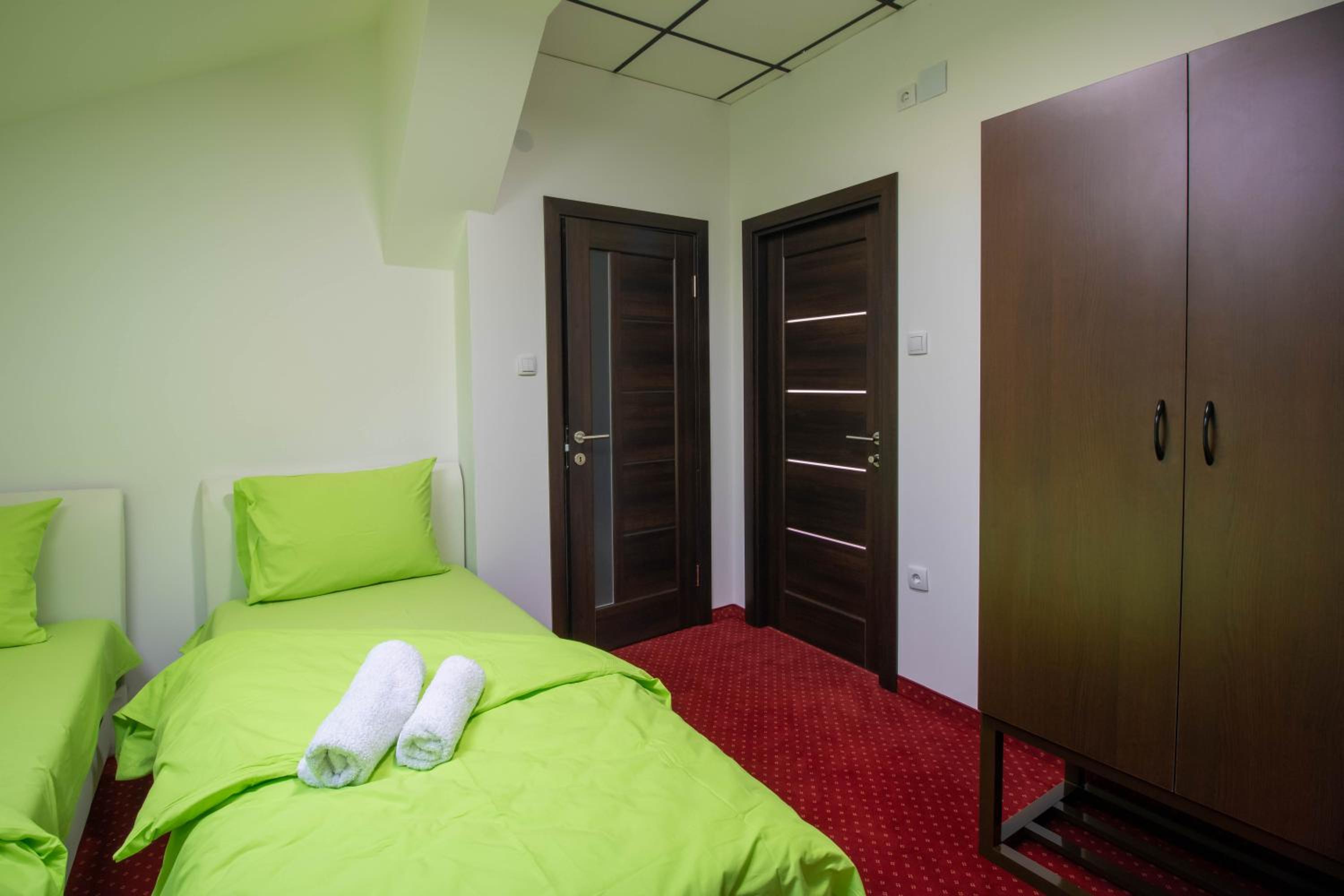 Economy Triple Room photo 2