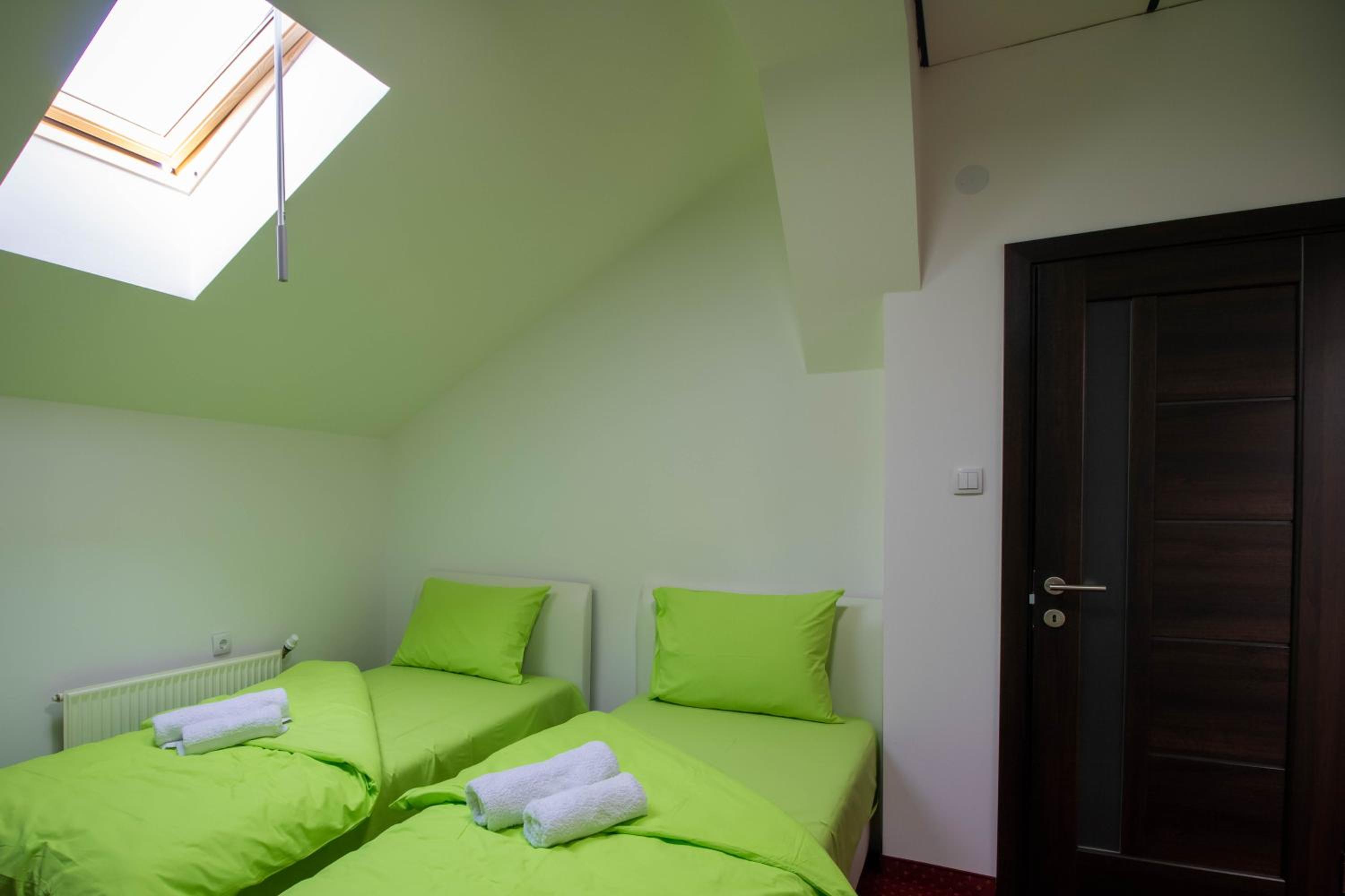 Economy Triple Room photo 1