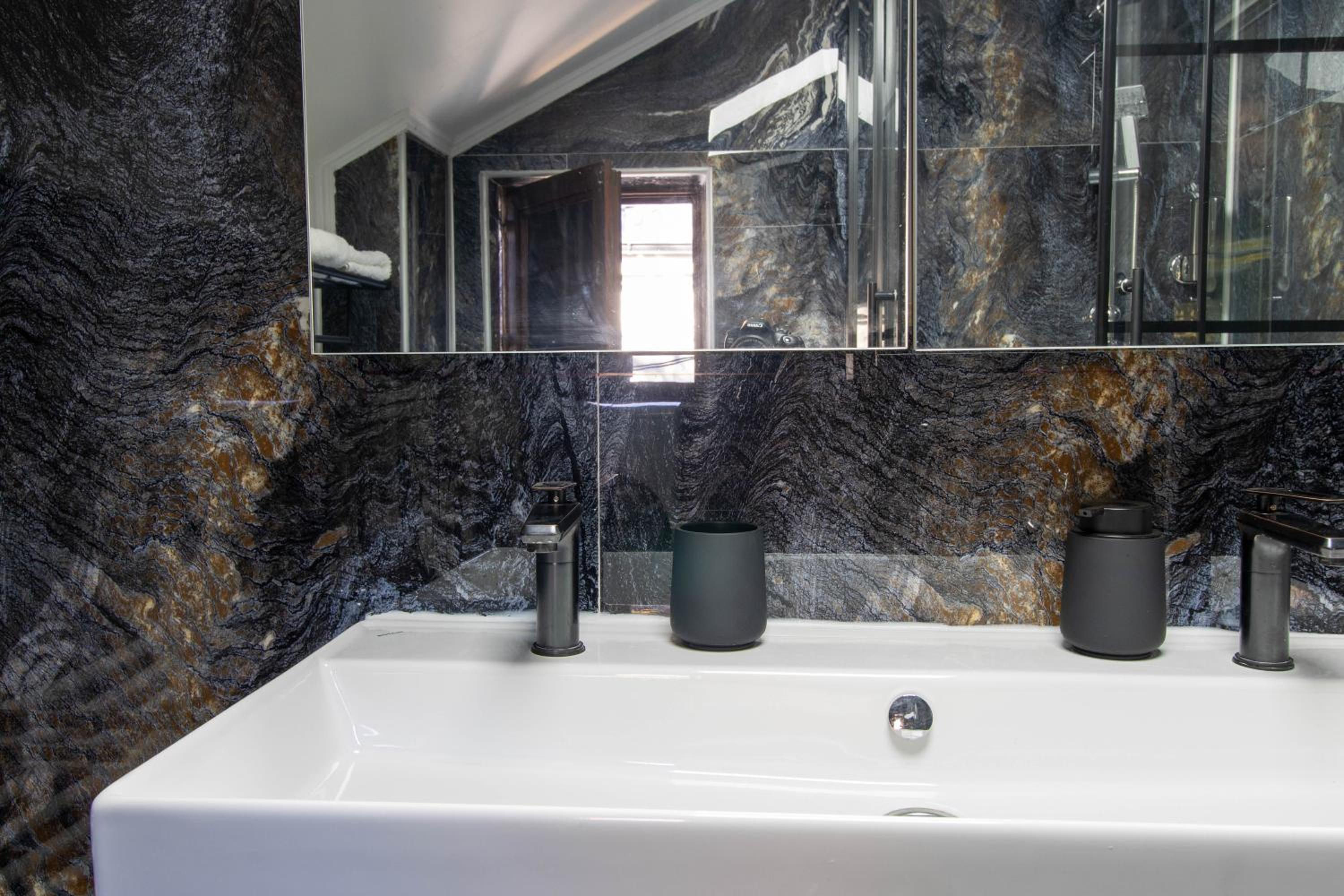 Double or Twin Room with Private Bathroom photo 2