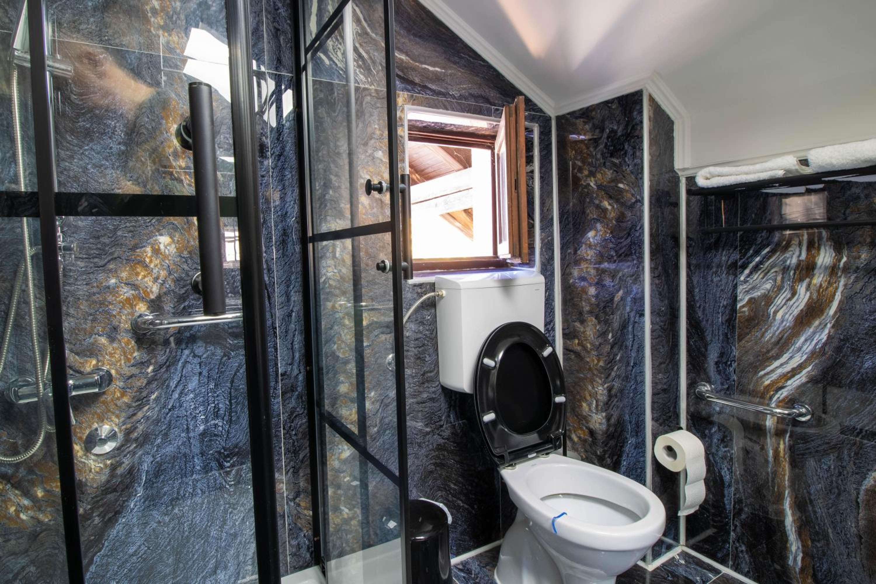 Double or Twin Room with Private Bathroom photo 3