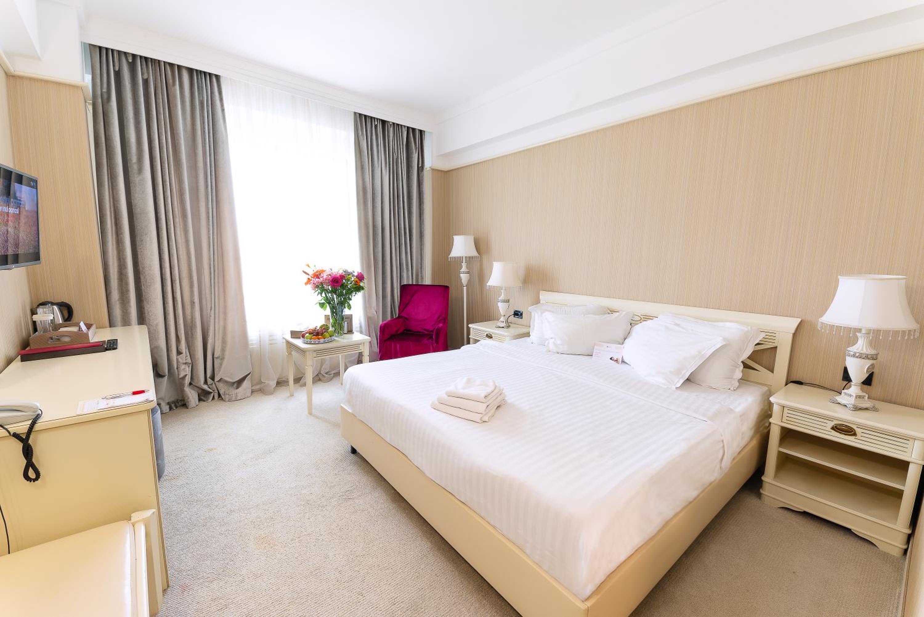 Premium King Size Bed Room - Photo 7