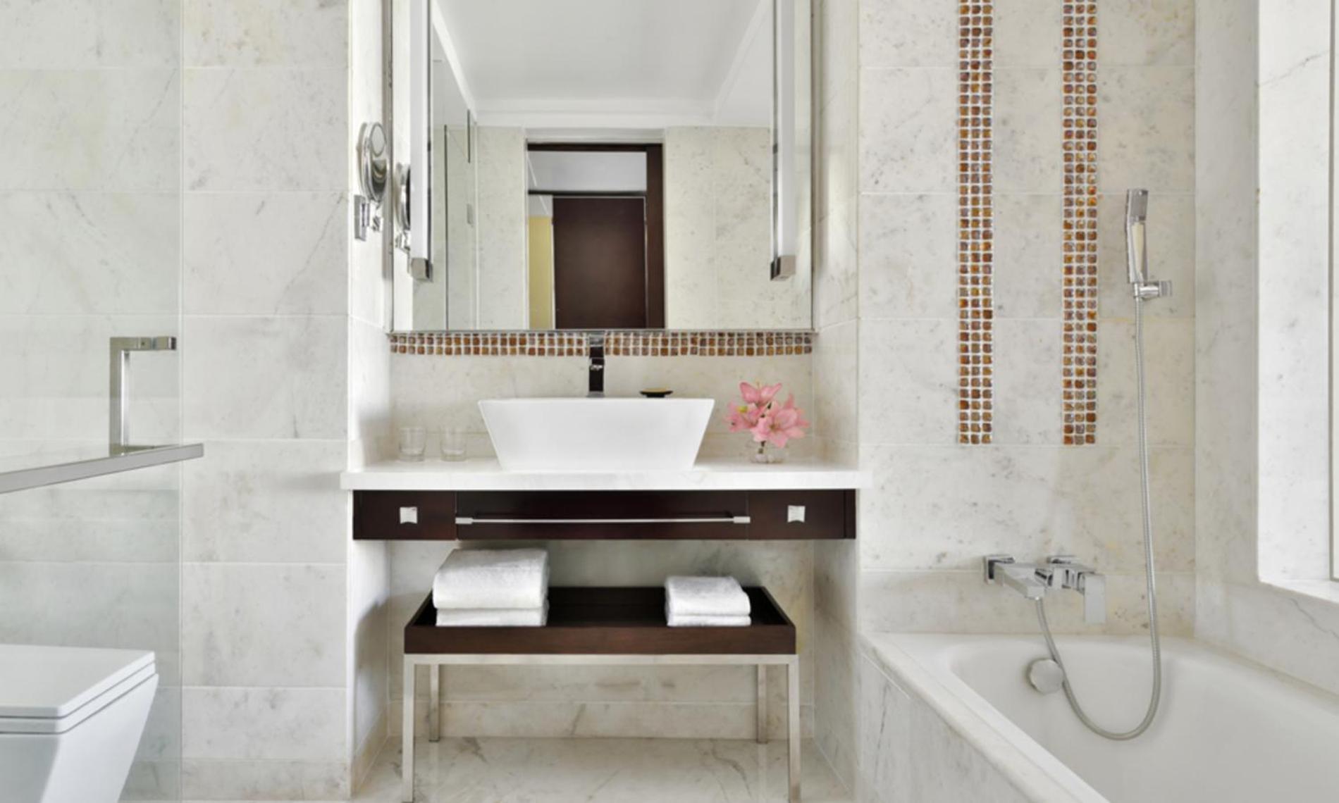  Deluxe King with Bath Tub, City View, INR 1000 hotel Credit per stay on spa, food and soft beverages (non-cumulative), B1G1 on selected beer brands during 4PM-6PM at Lounge18, Happy hours at Jaipur Baking Company during 7PM-9PM - Photo 3
