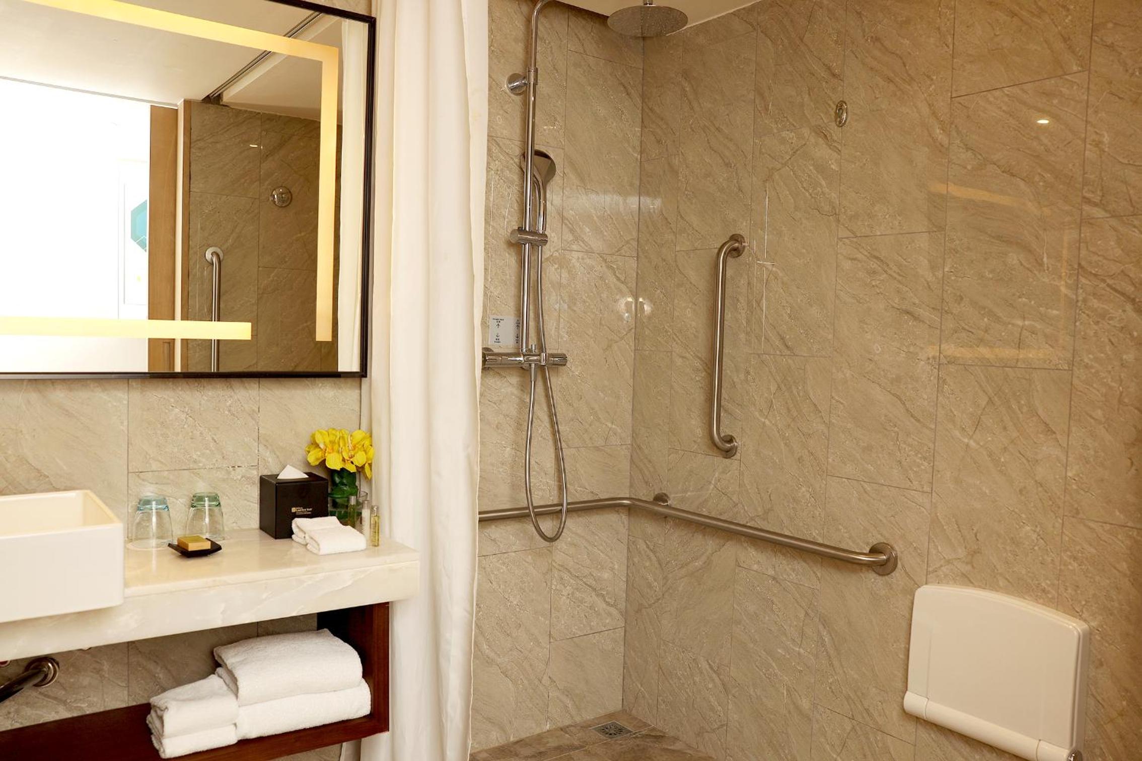 King Room - Mobility Accessible  photo 3