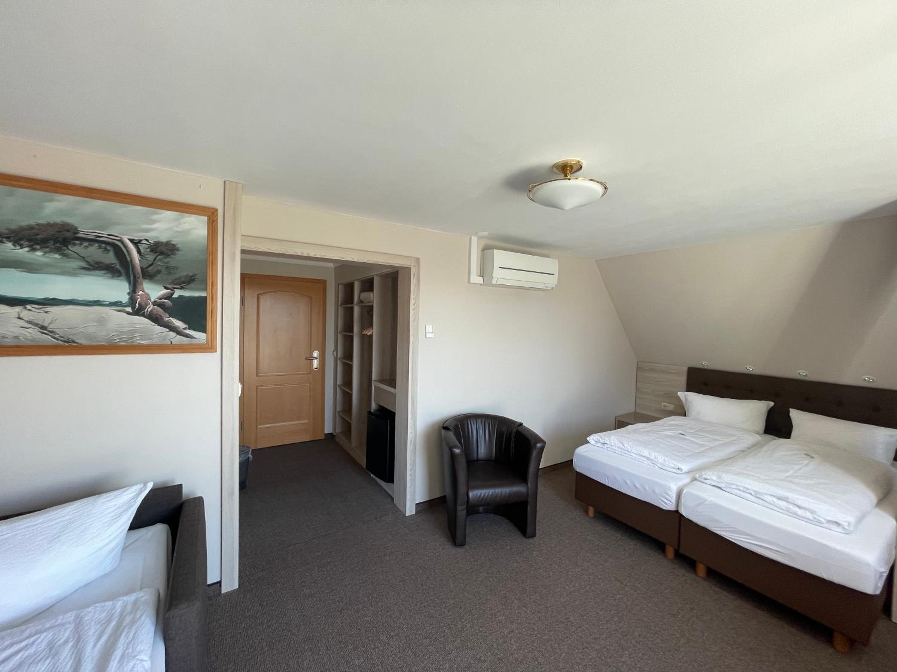 Deluxe Junior Suite photo 2