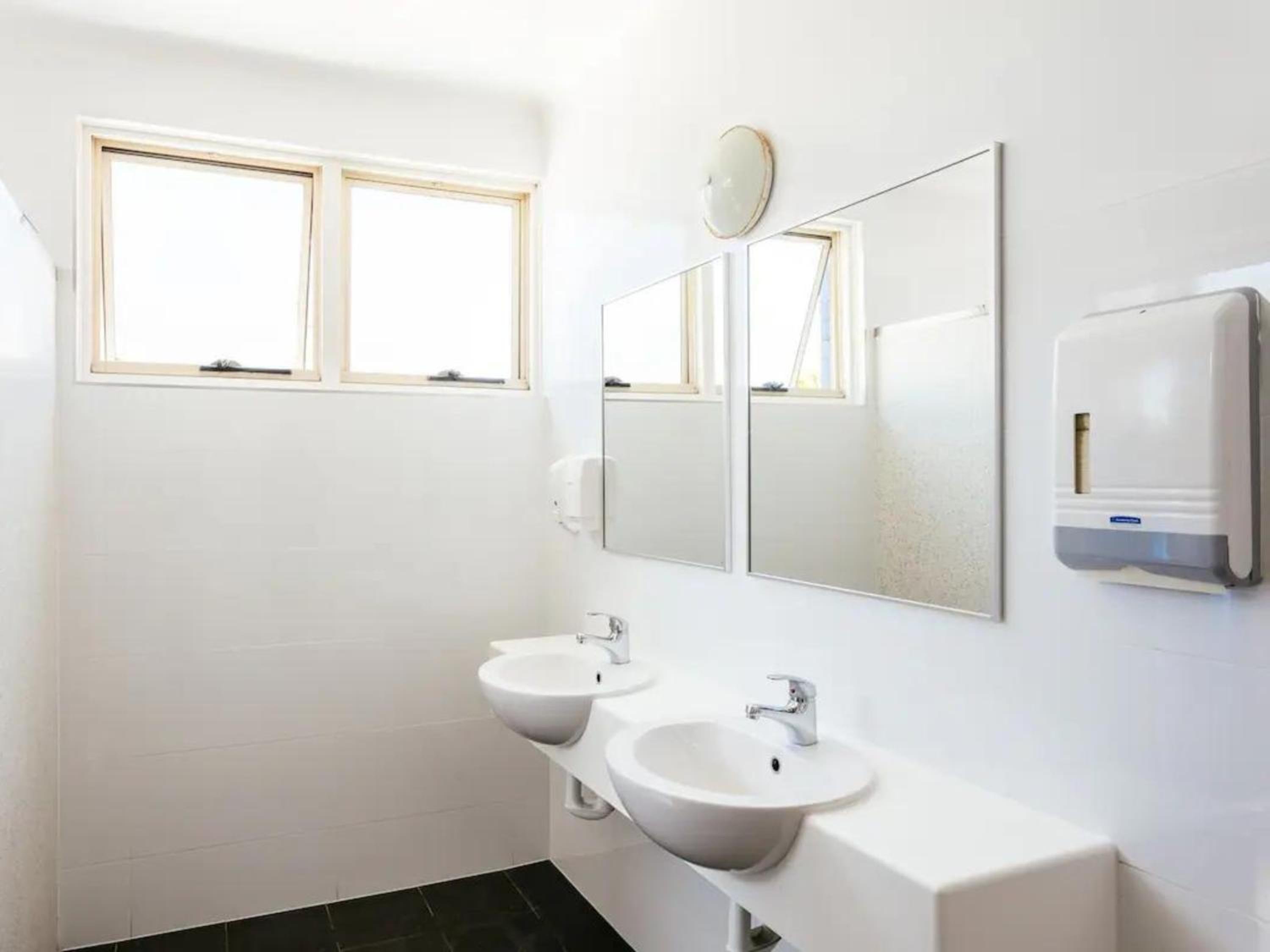 Double Room with Shared Bathroom photo 2