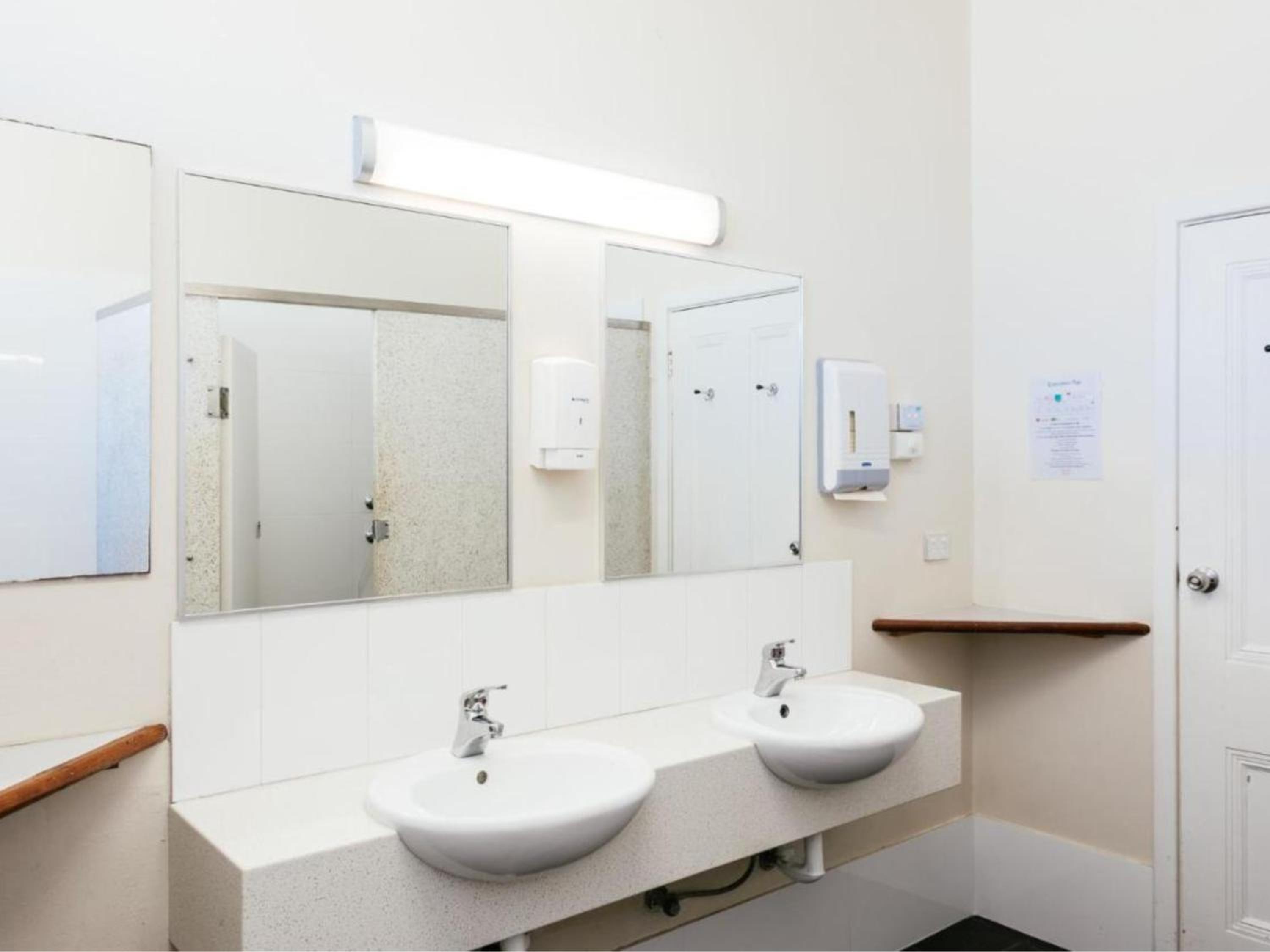 Double Room with Shared Bathroom photo 3