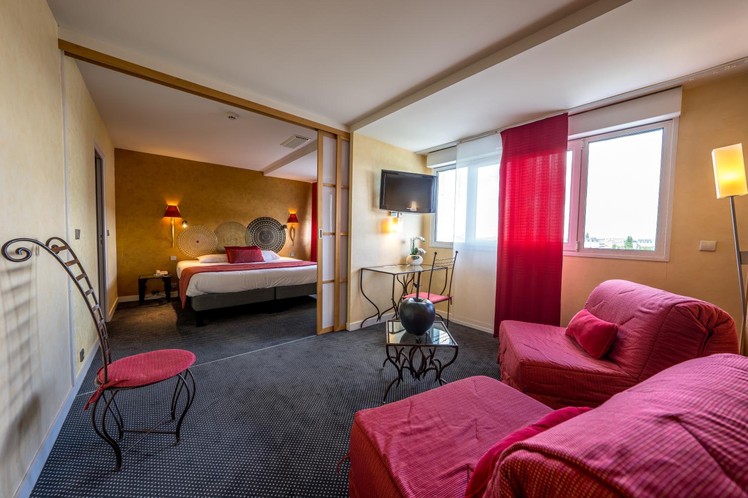 King Suite with River View  - Photo 4