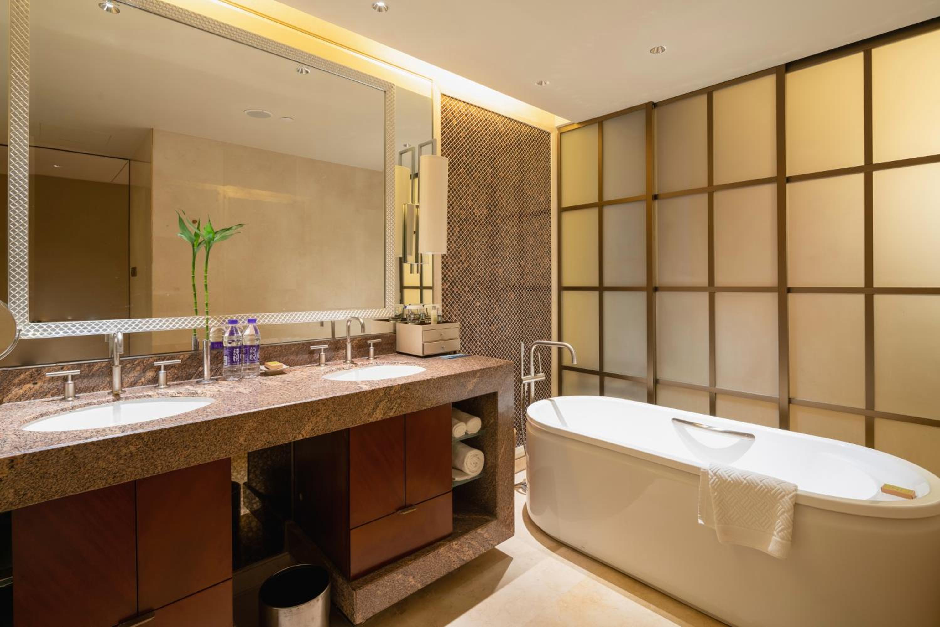 Executive King Suite with Lounge Access photo 2