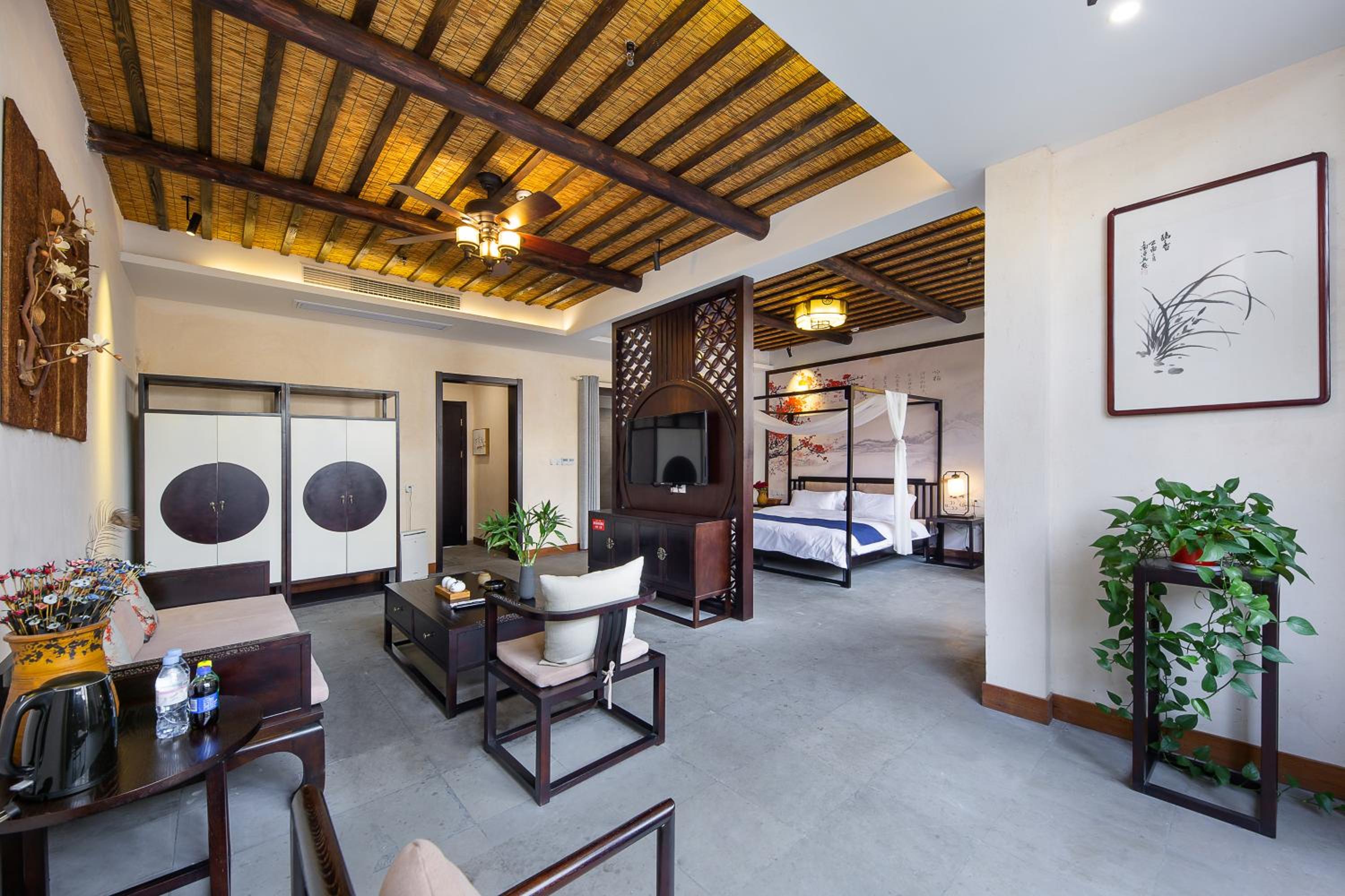 Deluxe King Room photo 1