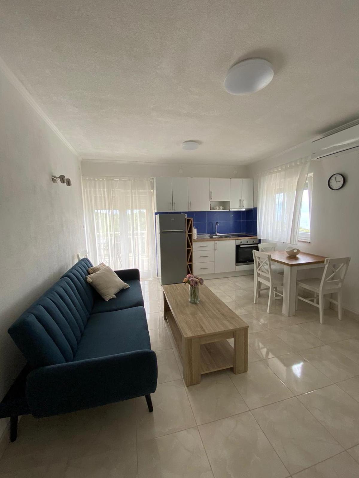 One-Bedroom Apartment with Sea View and Balcony photo 2