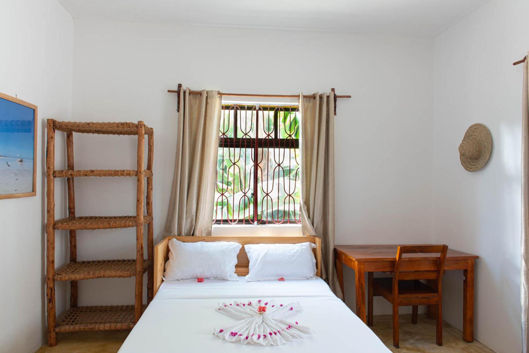 Private Room with Private Bathroom - Photo 12