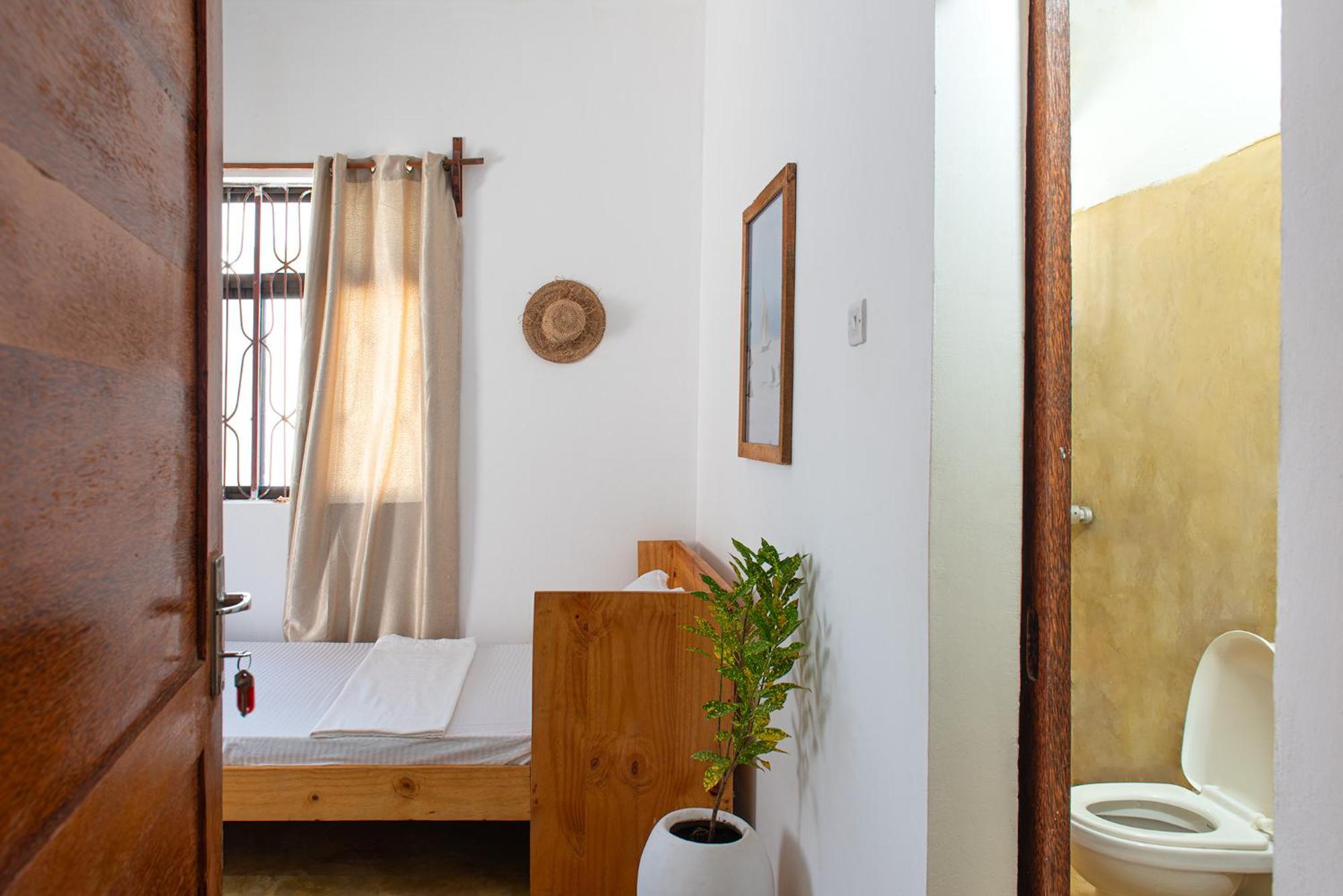 Private Room with Private Bathroom - Photo 21