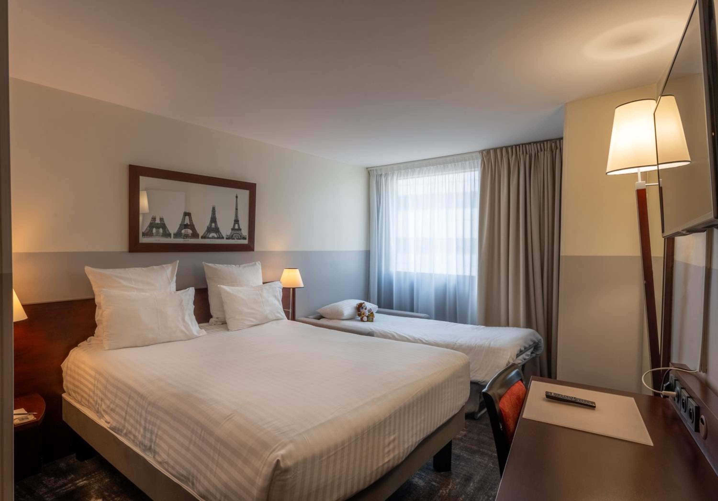 Superior Room with One Double Bed and One Single Bed photo 1