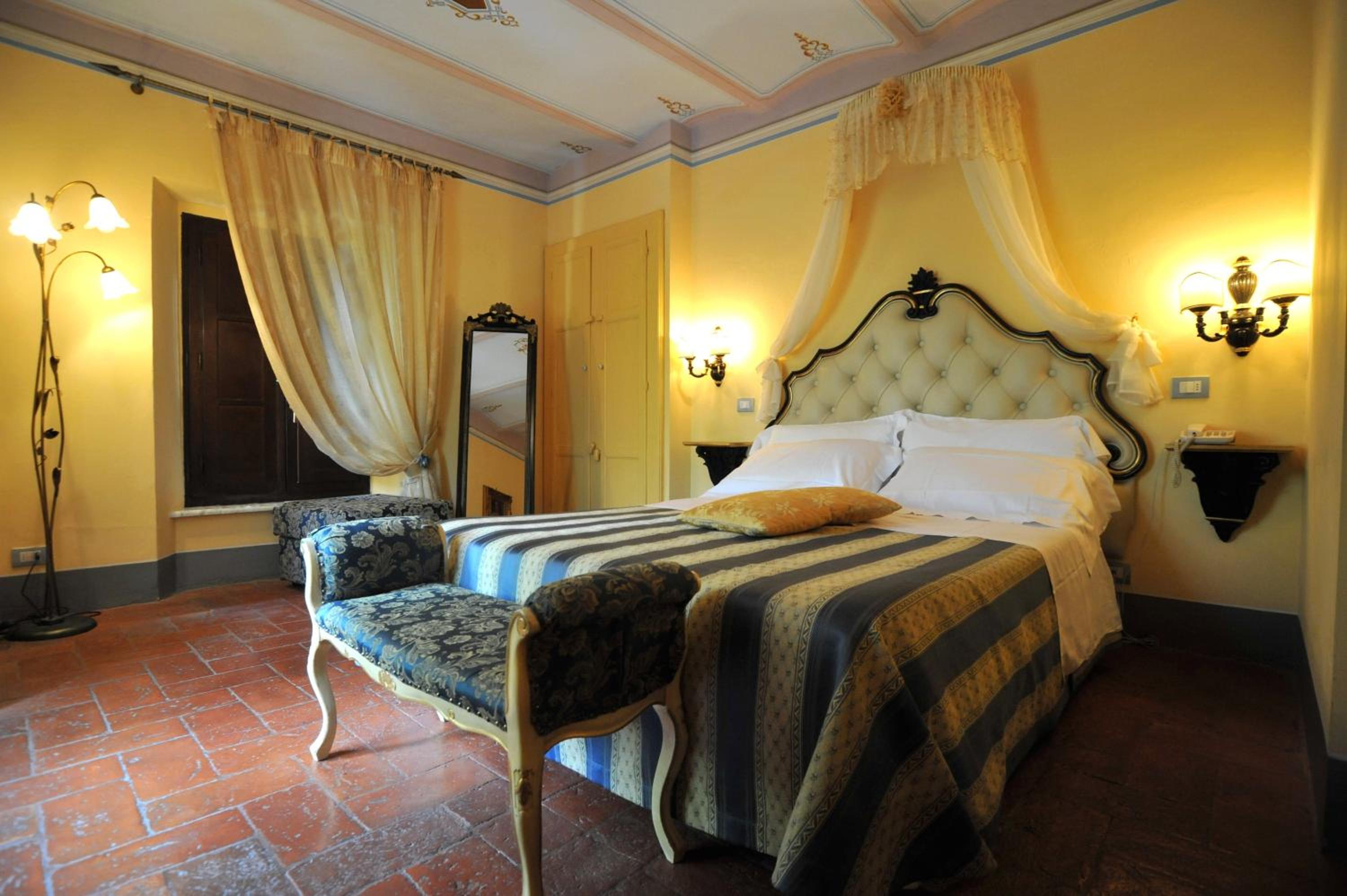 Deluxe Suite with Spa Bath photo 2