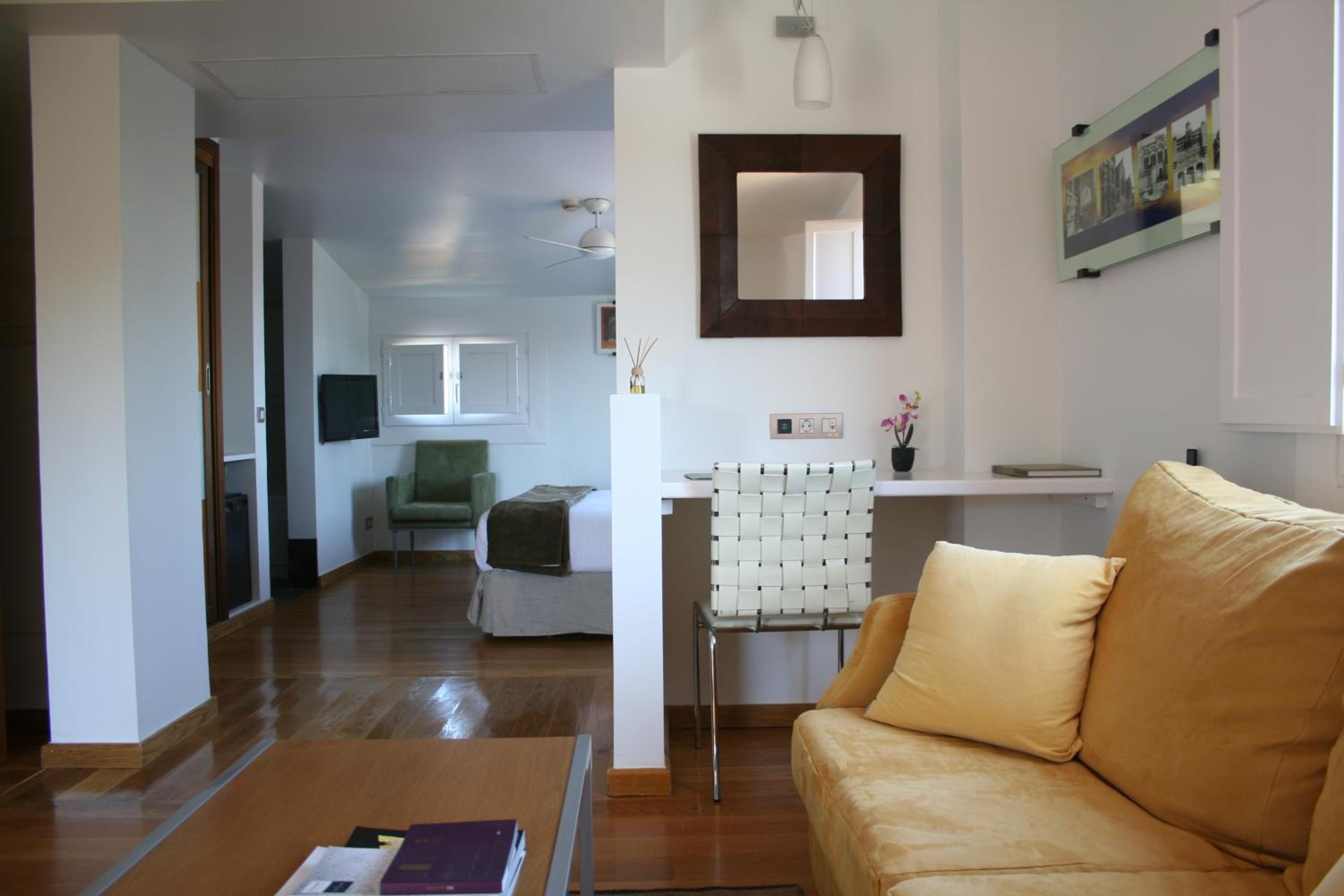 Modernist Junior Suite - Photo 3