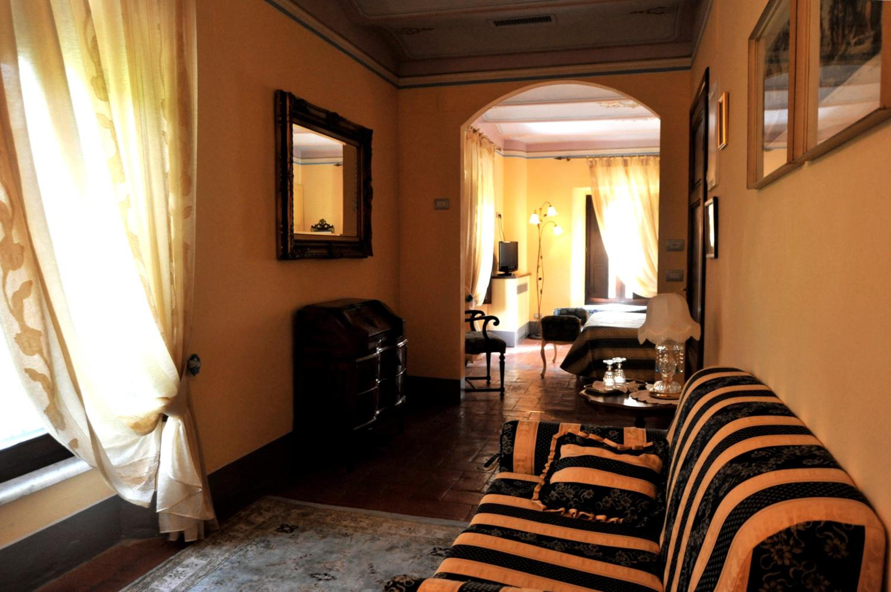 Deluxe Suite with Spa Bath photo 3