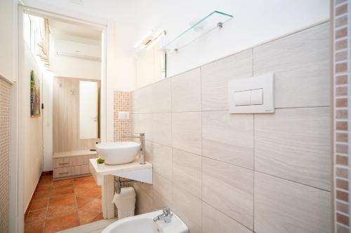 Double or Twin Room with Private Bathroom photo 3
