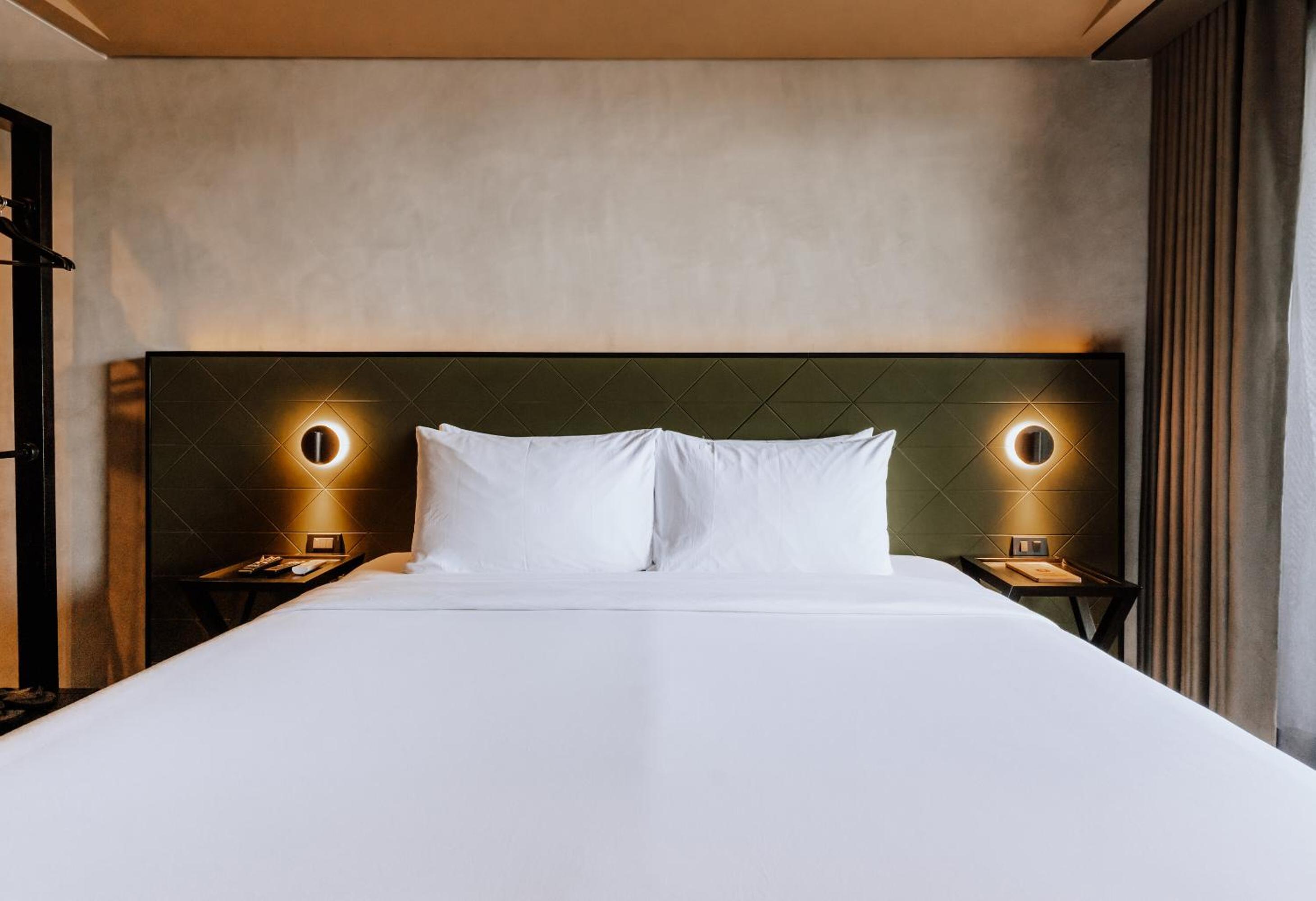 Deluxe King Room - Photo 10
