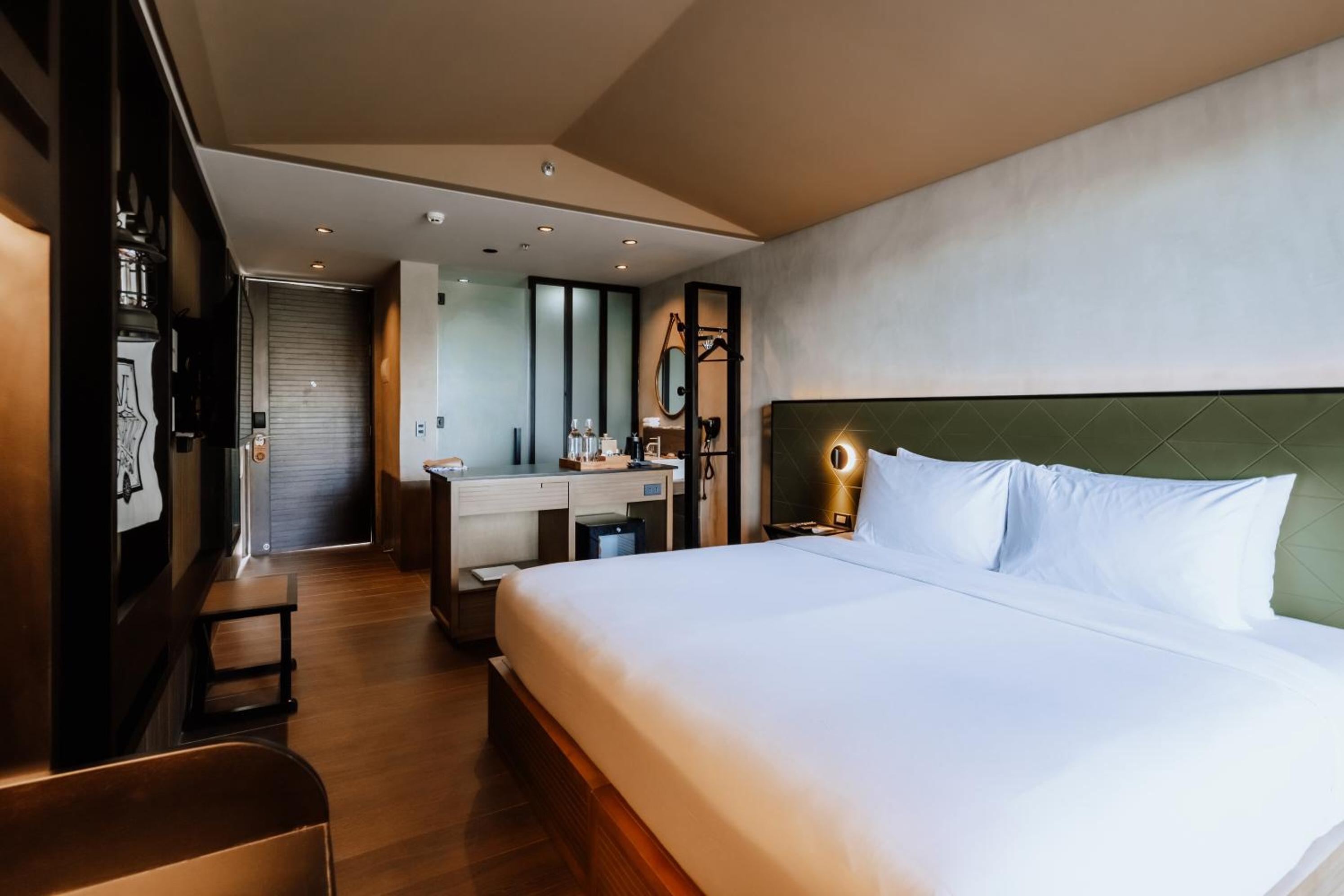 Deluxe King Room - Photo 11