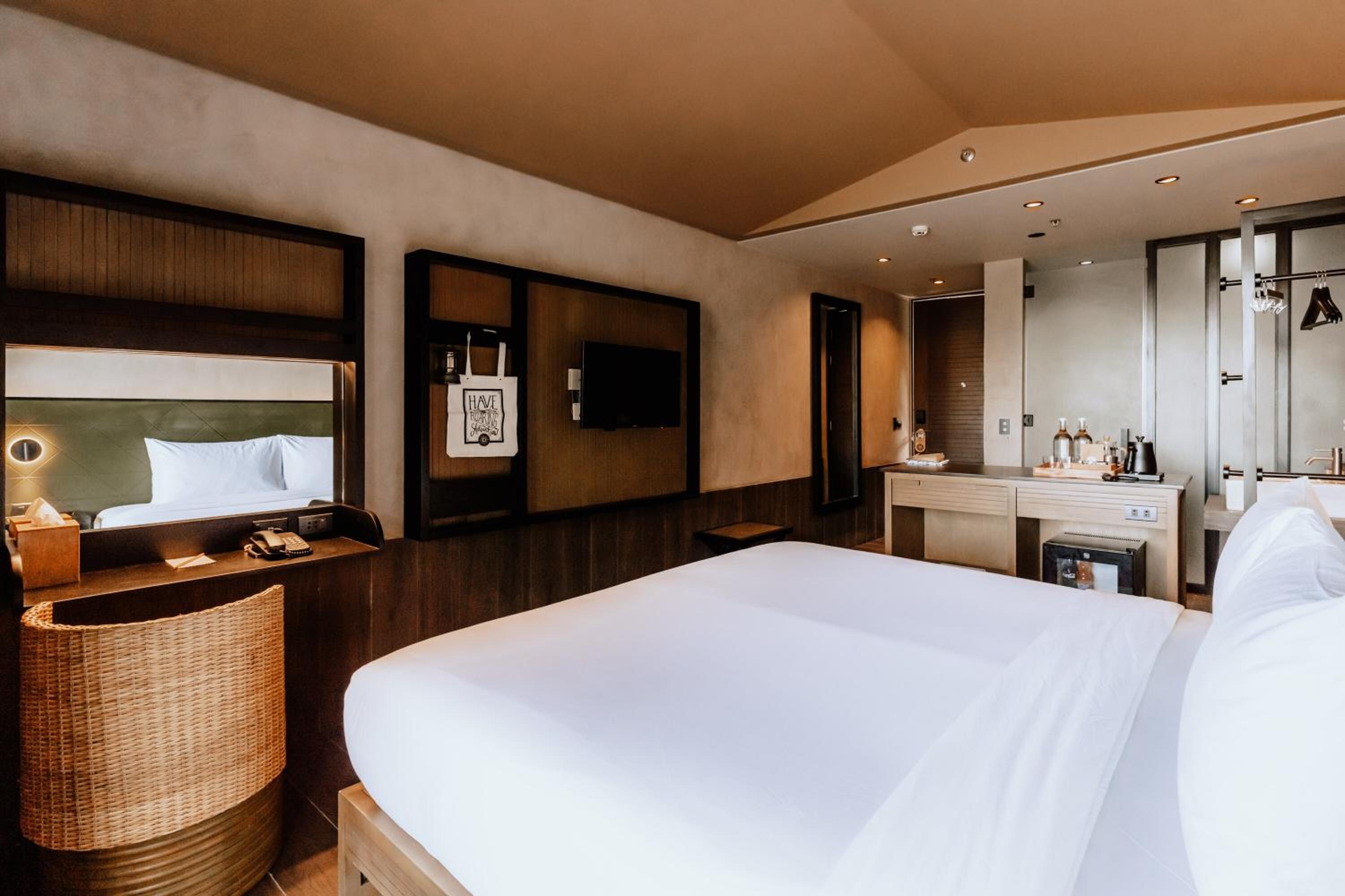 Deluxe King Room - Photo 12