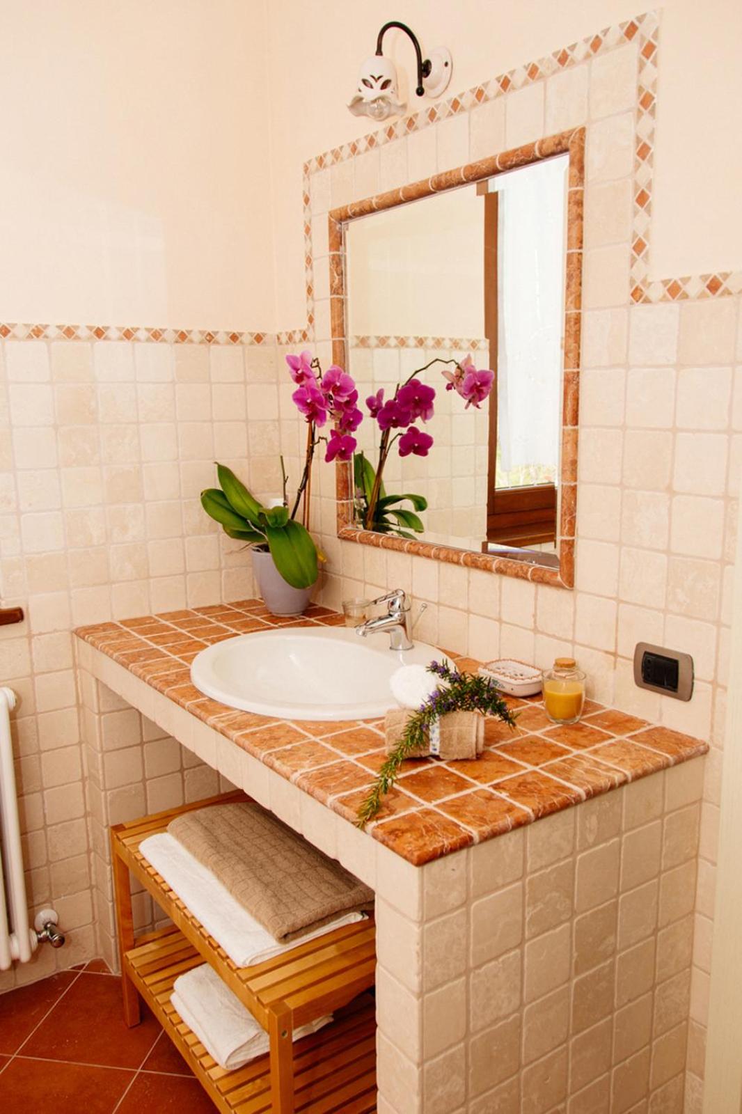 Double Room with Private External Bathroom and Spa Bath photo 2