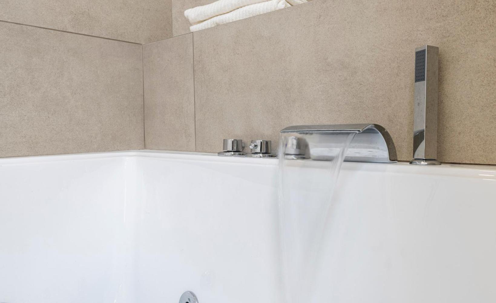 Queen Room with Spa Bath photo 2