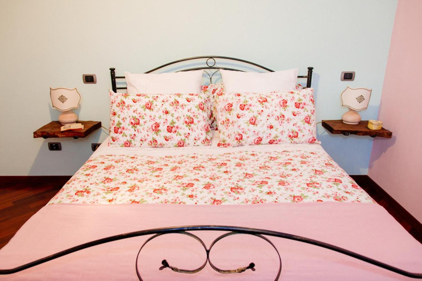 Double Room with Private External Bathroom and Spa Bath photo 3