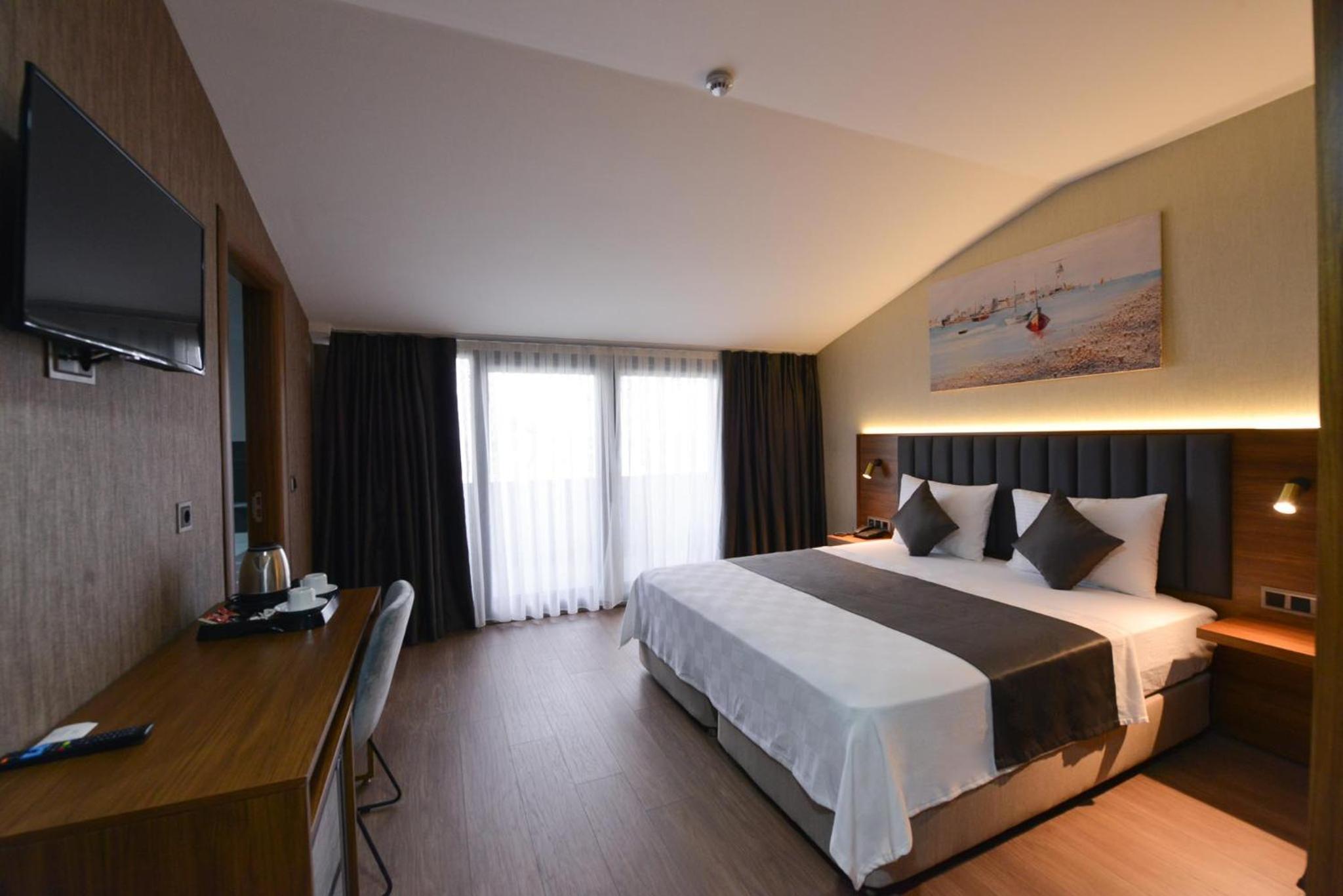 Deluxe Suite with Spa Bath - Photo 7