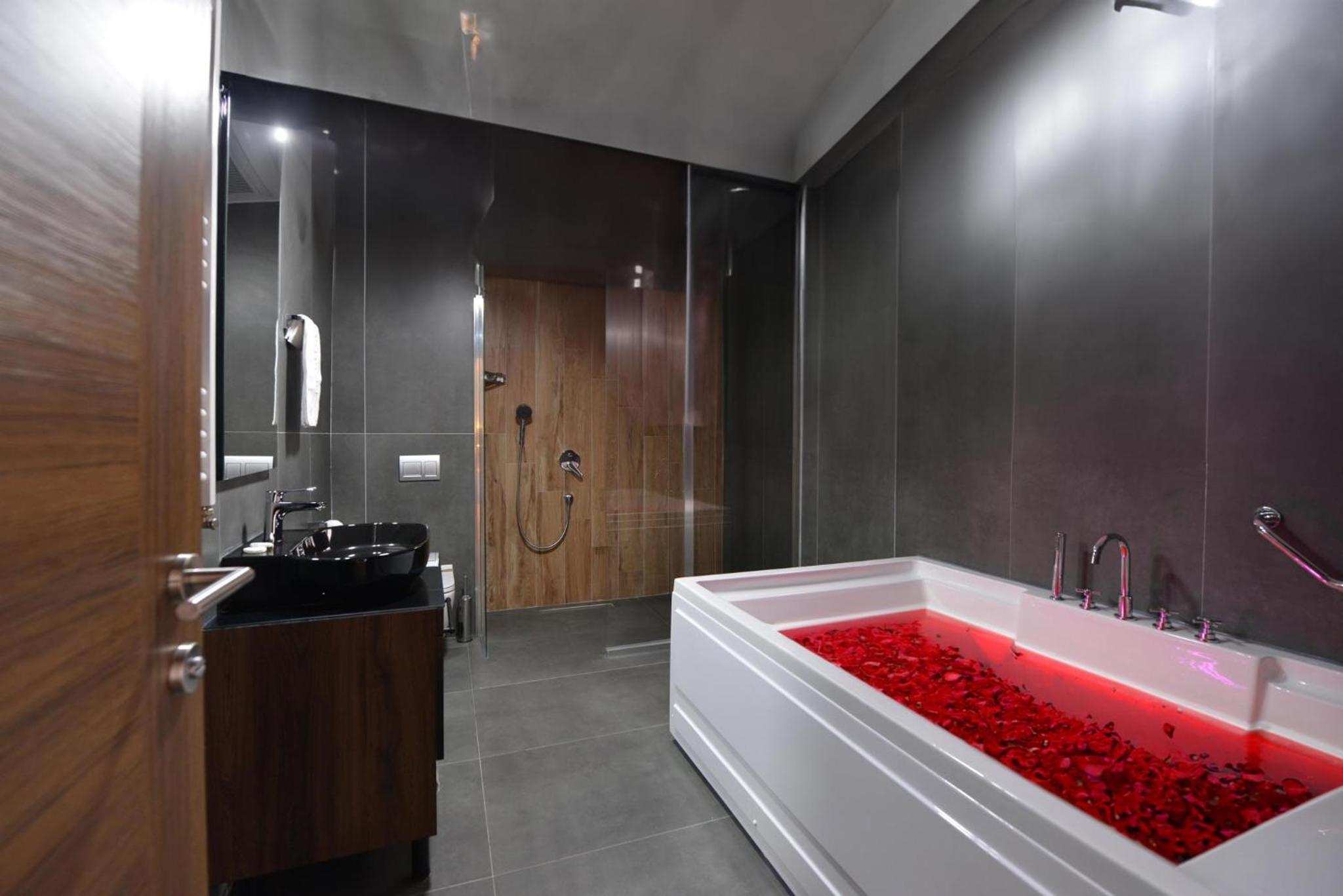 Deluxe Suite with Spa Bath