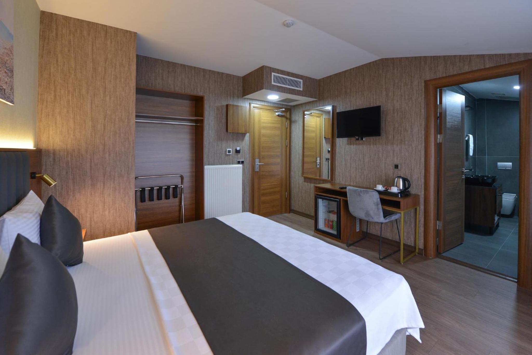 Deluxe Suite with Spa Bath thumbnail 6