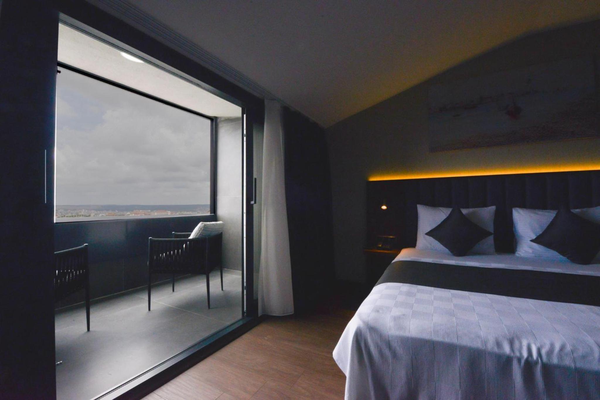 Deluxe Suite with Spa Bath thumbnail 5