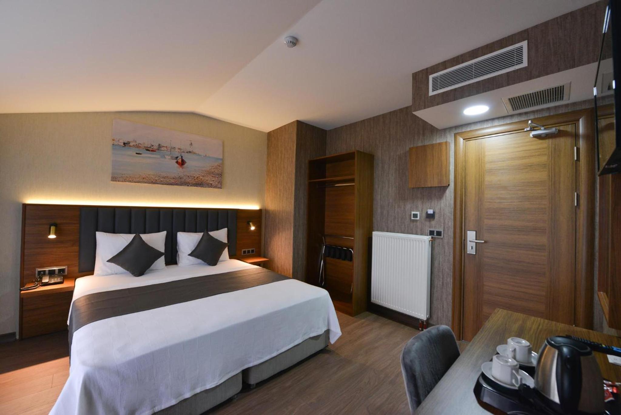 Deluxe Suite with Spa Bath - Photo 8