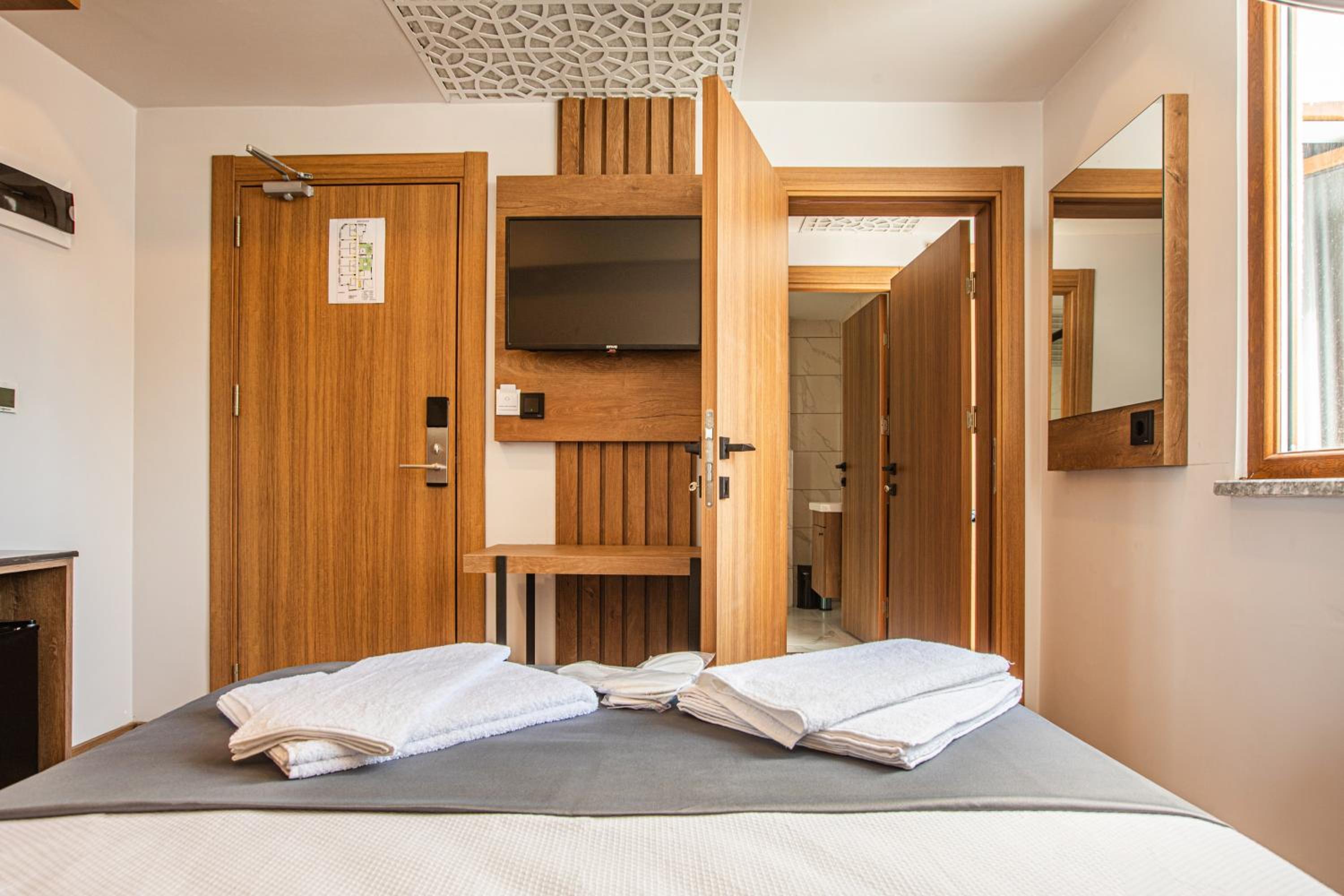 Quadruple Room with Private Bathroom photo 1