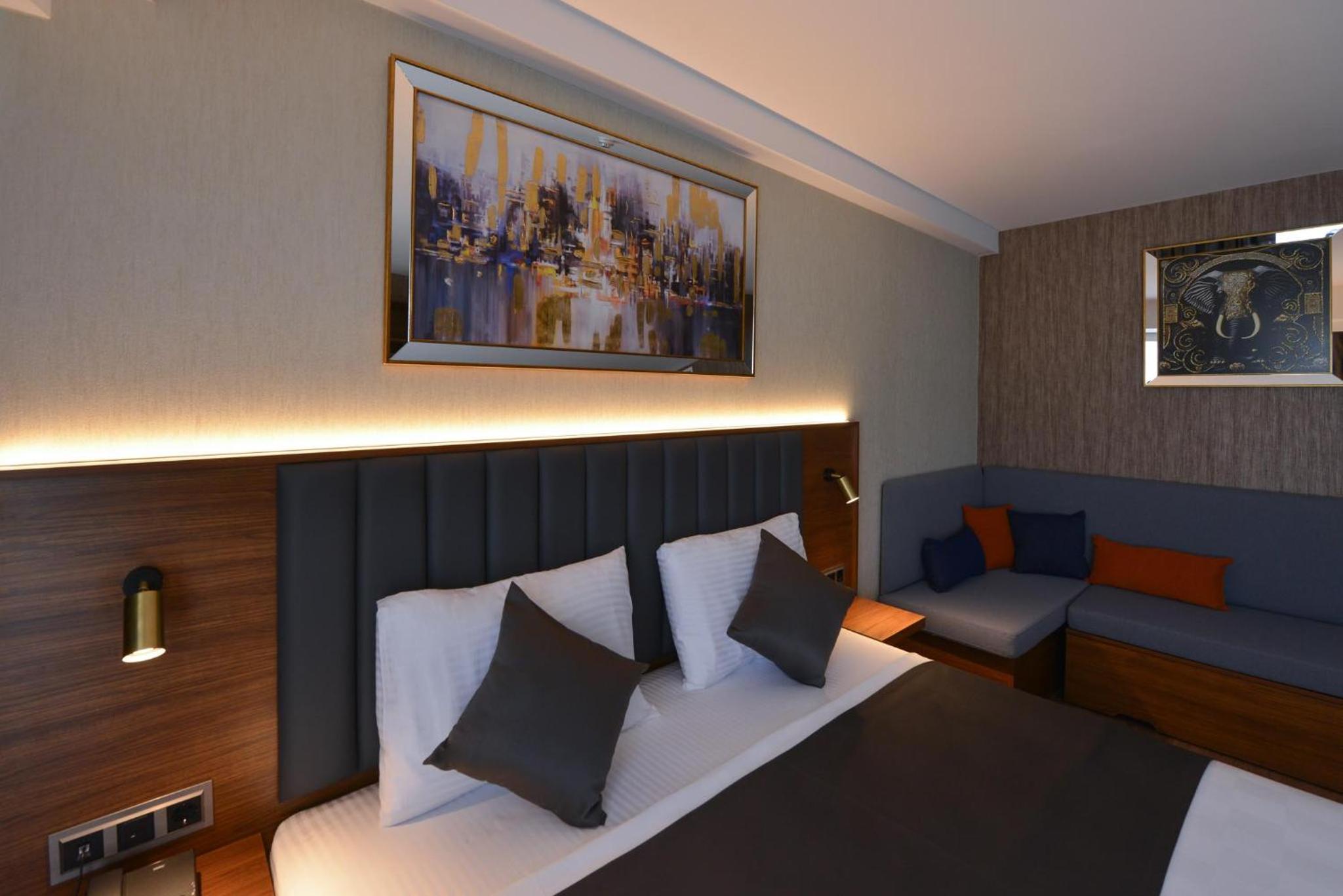 Deluxe Double Room (2 Adults + 1 Child)