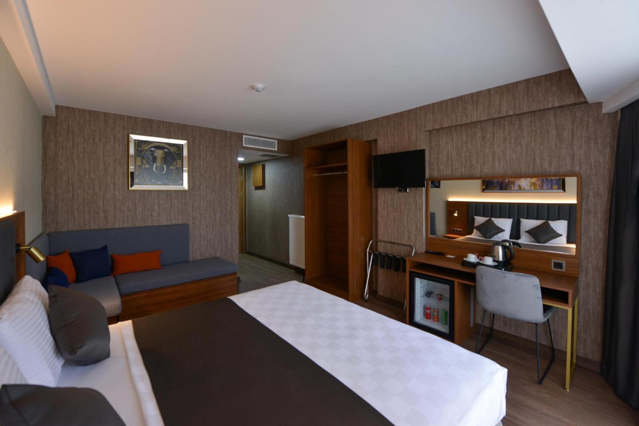 Deluxe Double Room (2 Adults + 1 Child) thumbnail 6