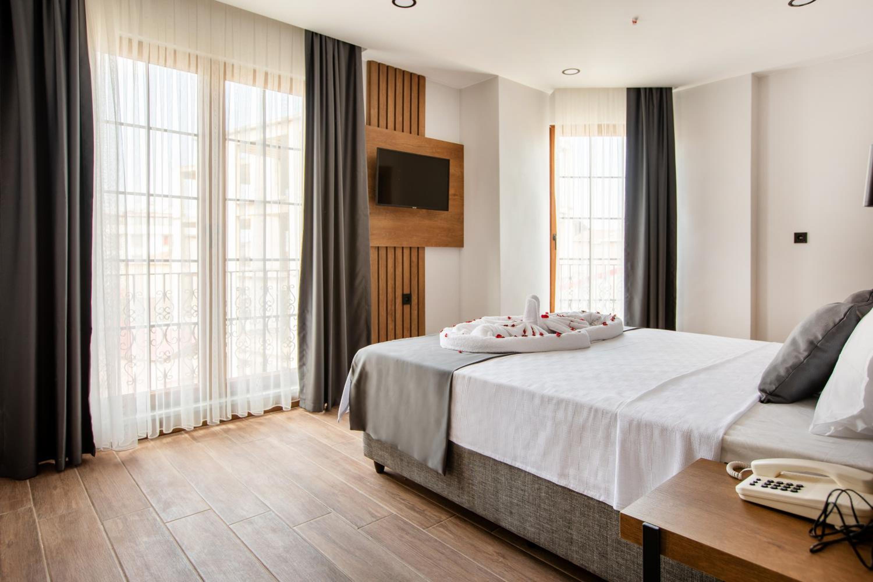 Deluxe Double Room with Extra Bed photo 1