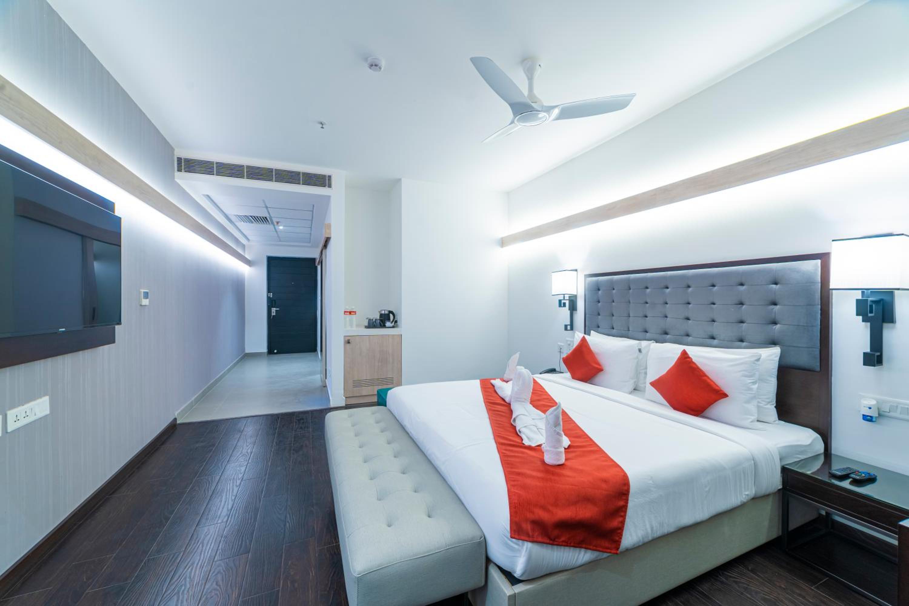 Business Room with 10% off on Food & Beverages with a-la-carte selection , 10% Off on Laundry service for upto 2 clothing item(s) - Photo 5