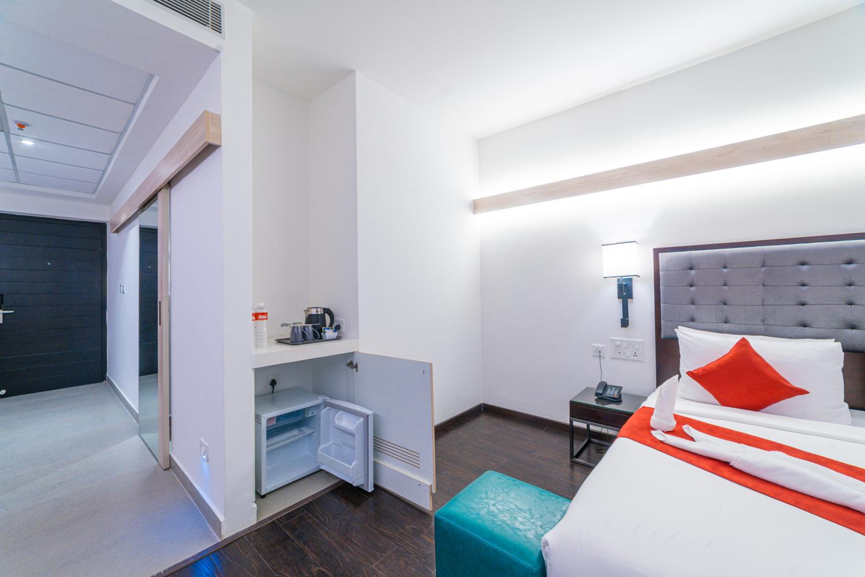 Business Room with 10% off on Food & Beverages with a-la-carte selection , 10% Off on Laundry service for upto 2 clothing item(s) - Photo 4