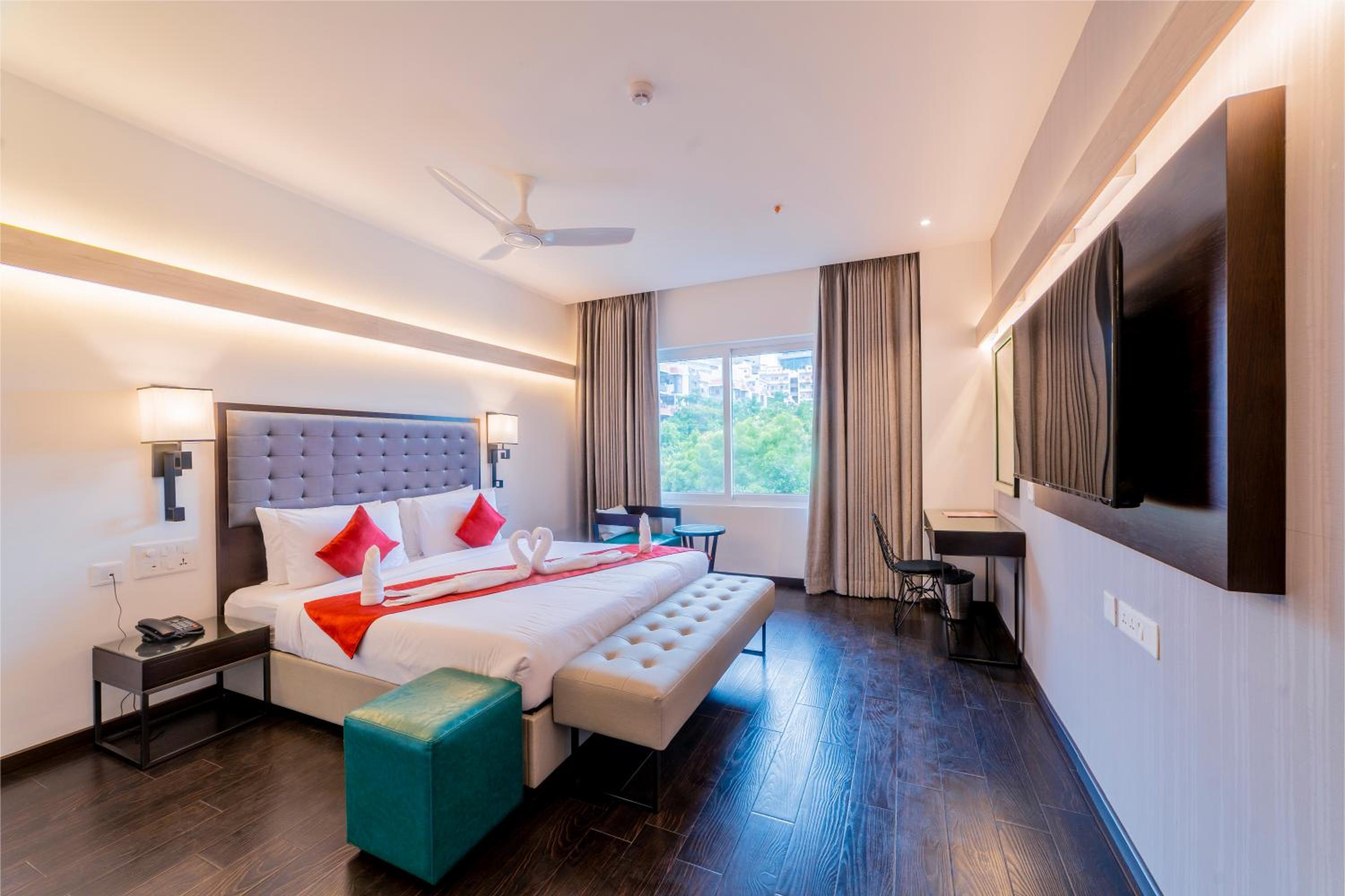 Business Room with 10% off on Food & Beverages with a-la-carte selection , 10% Off on Laundry service for upto 2 clothing item(s) - Photo 1