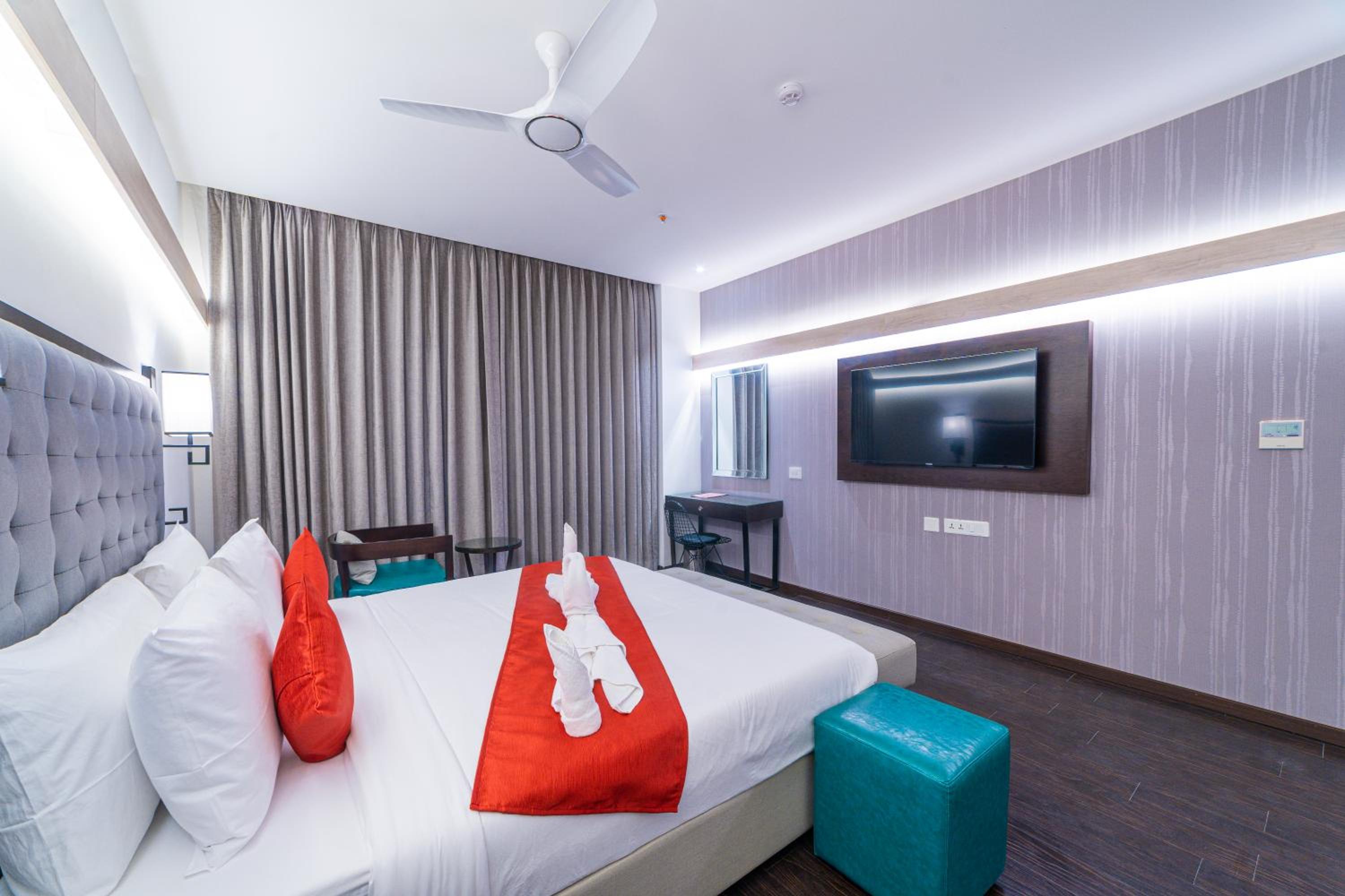 Business Room with 10% off on Food & Beverages with a-la-carte selection , 10% Off on Laundry service for upto 2 clothing item(s) - Photo 6