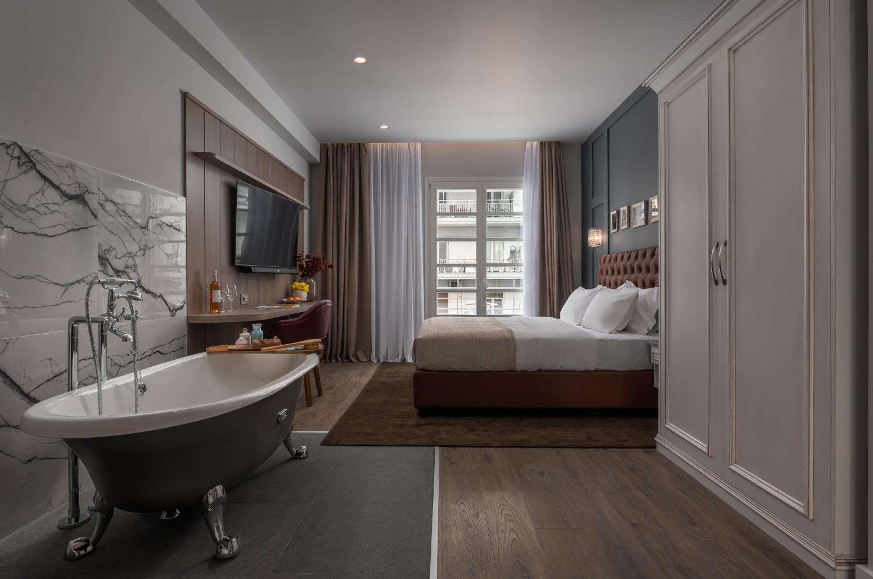 Deluxe Suite with Bathtub