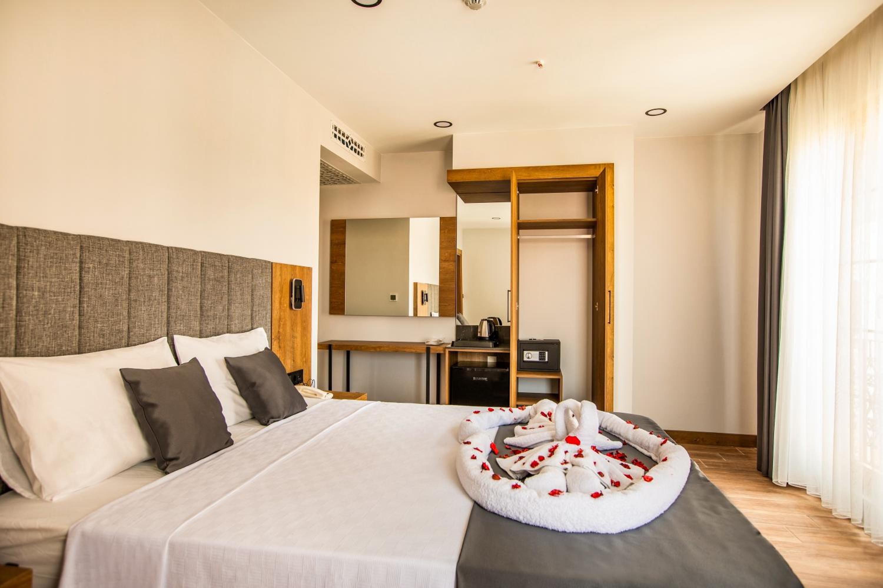 Deluxe Double Room with Extra Bed photo 2