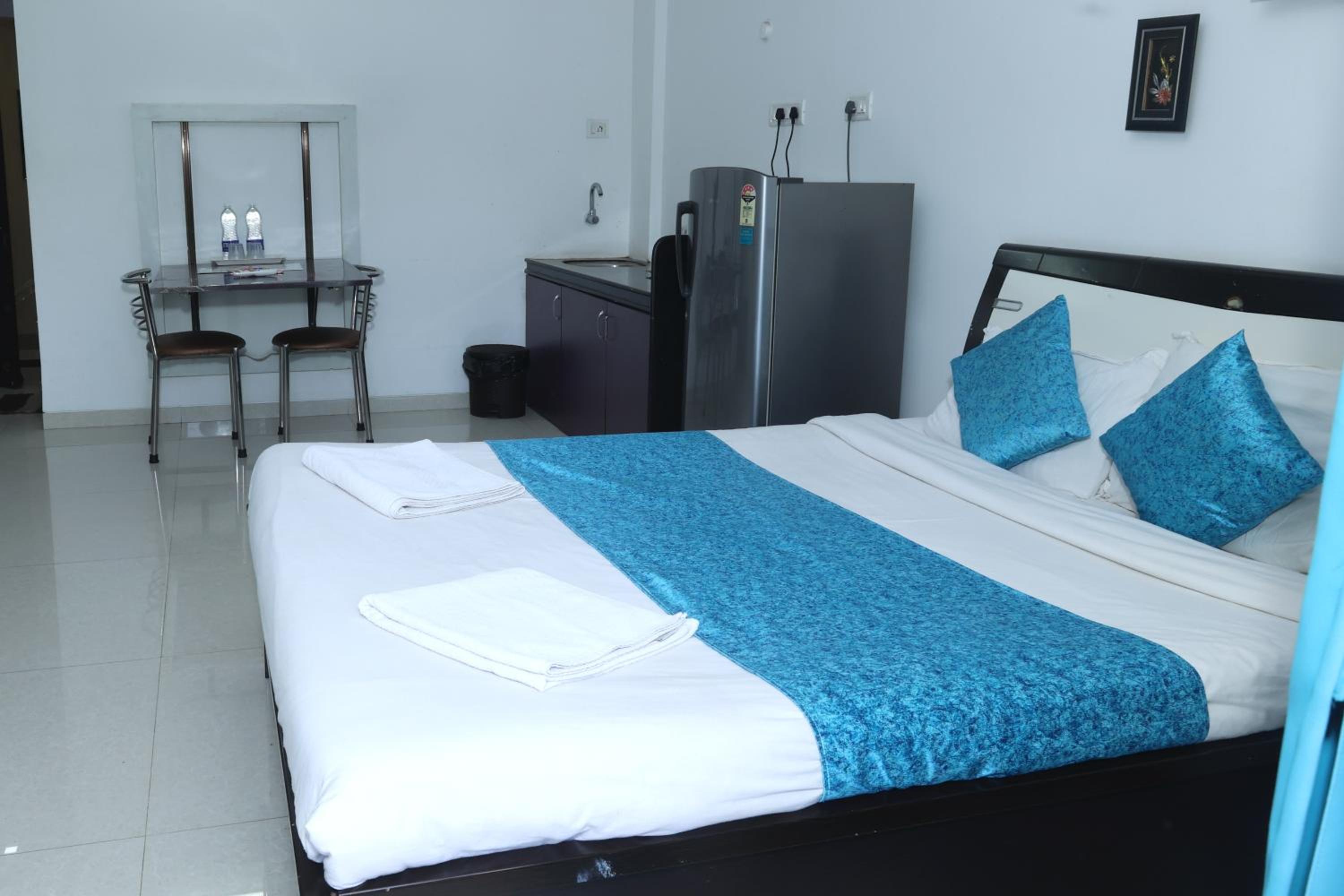 Double Room with Pool View - Photo 15