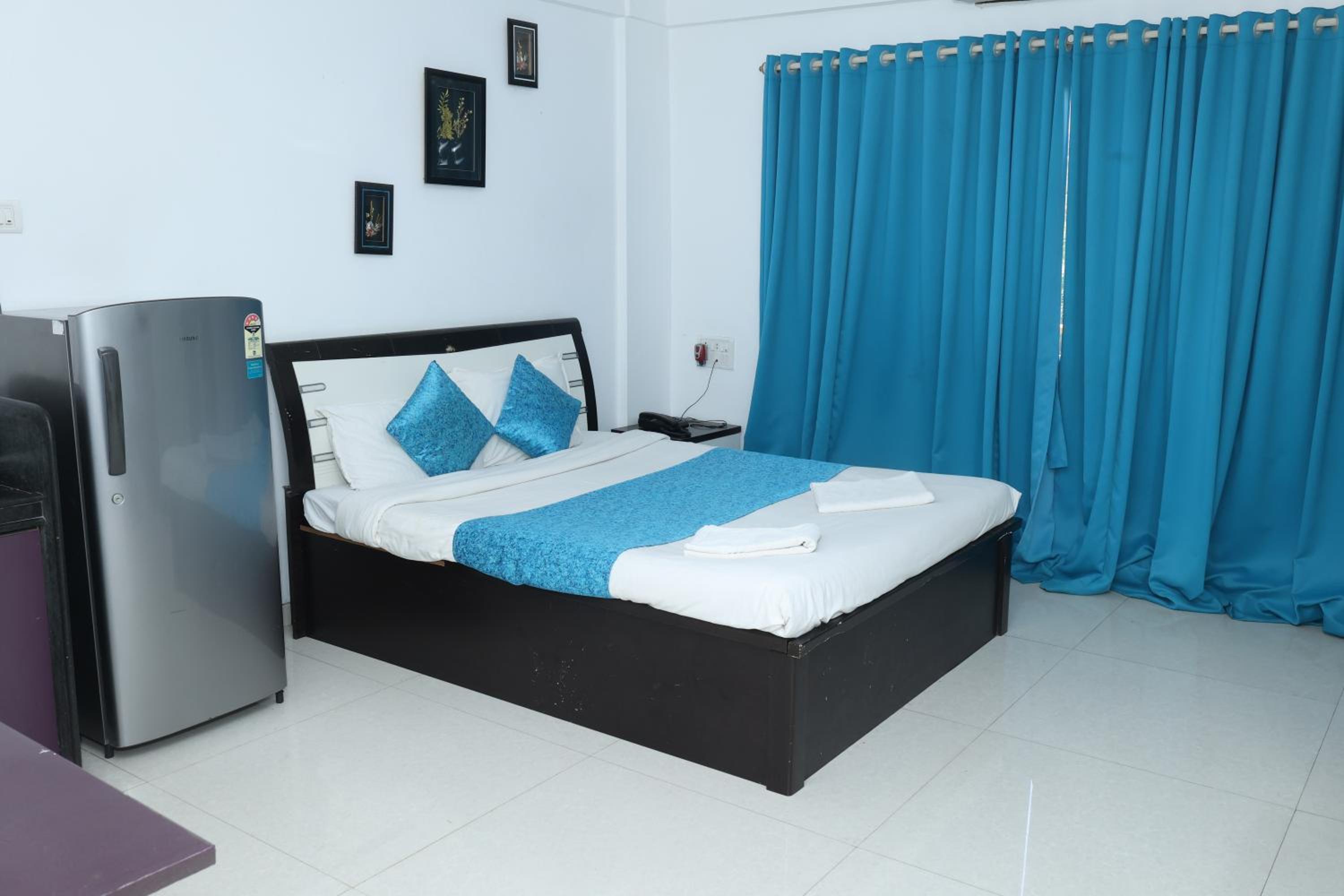 Double Room with Pool View - Photo 9