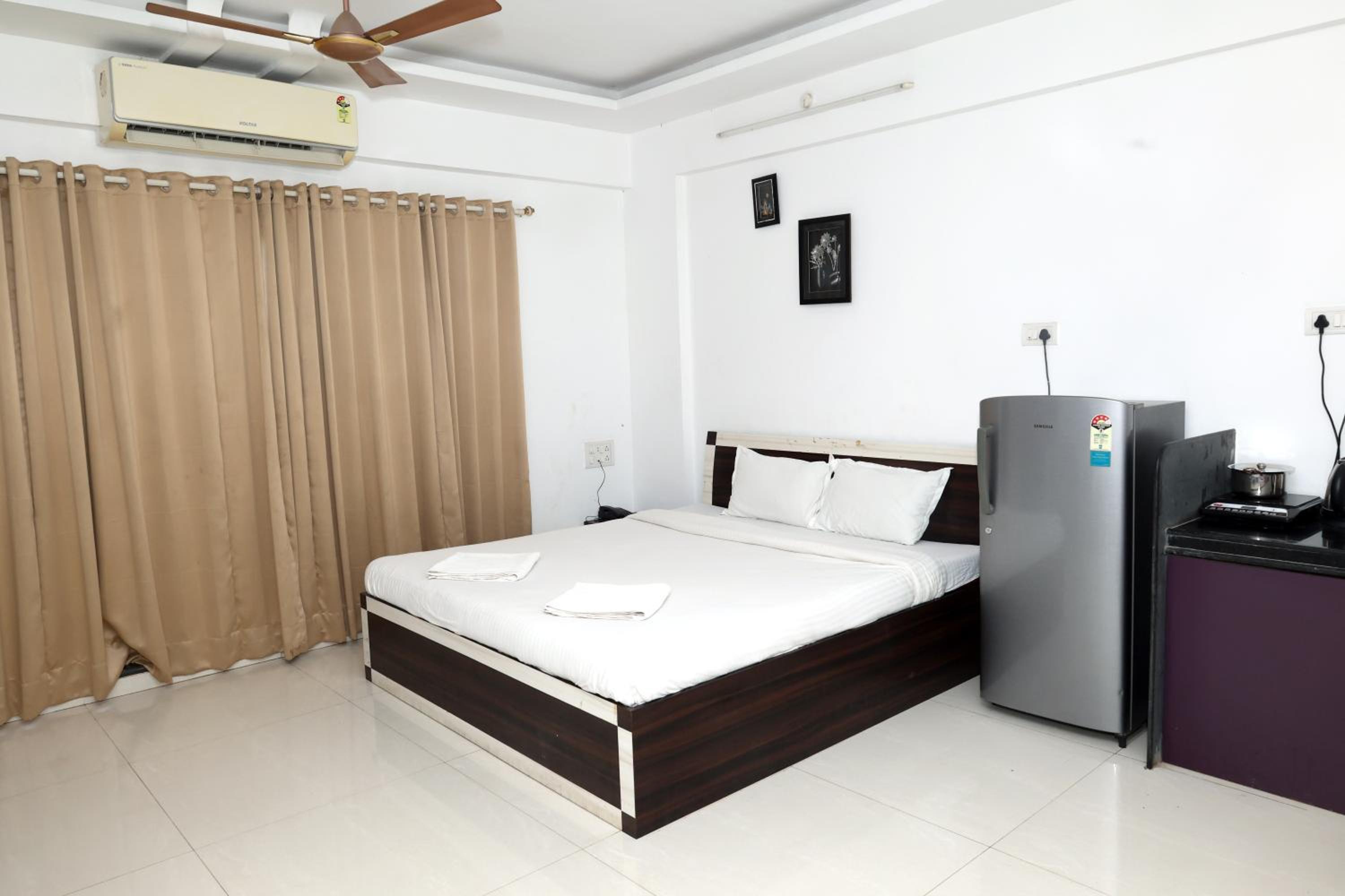 Double Room with Pool View - Photo 8