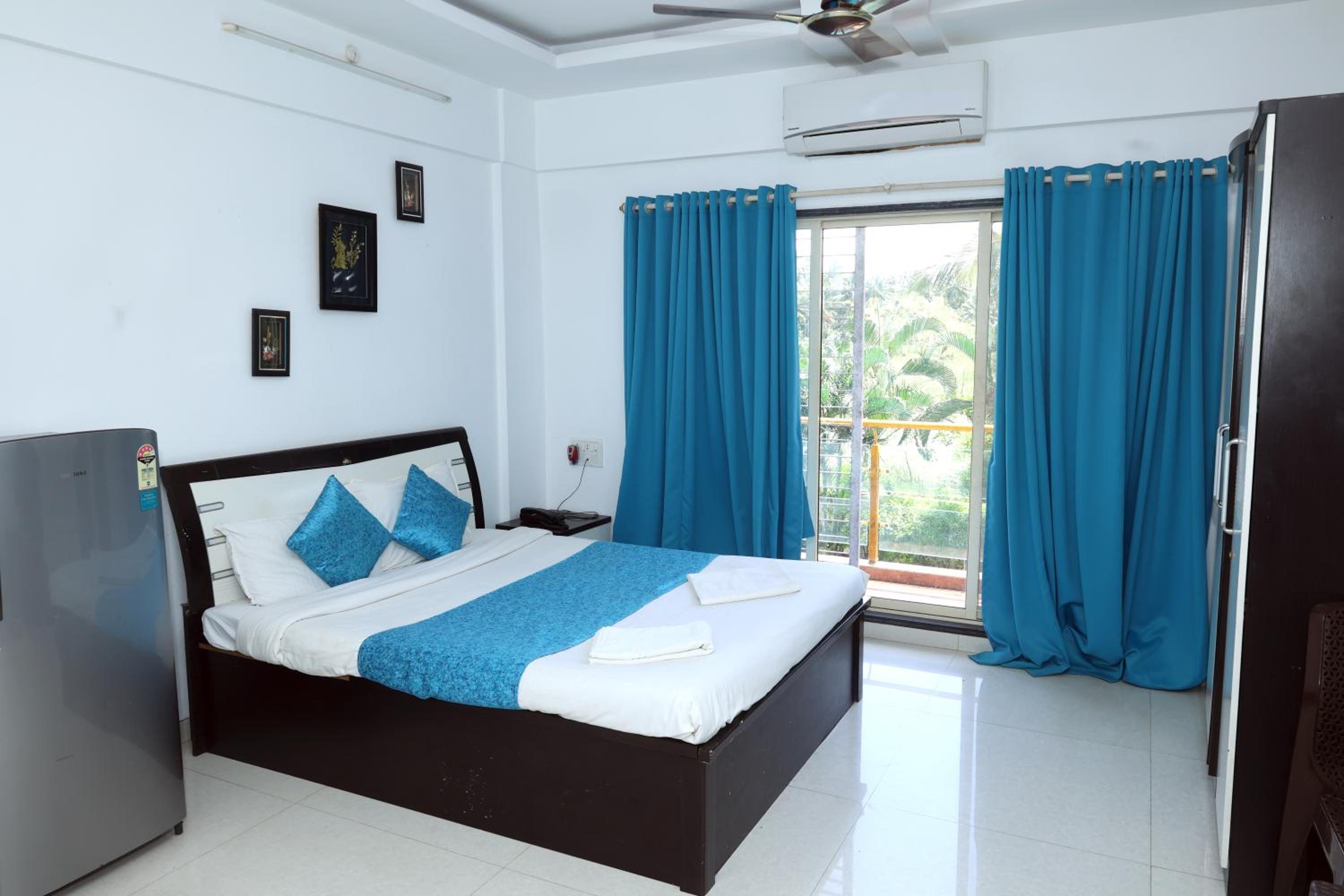 Double Room with Pool View - Photo 7
