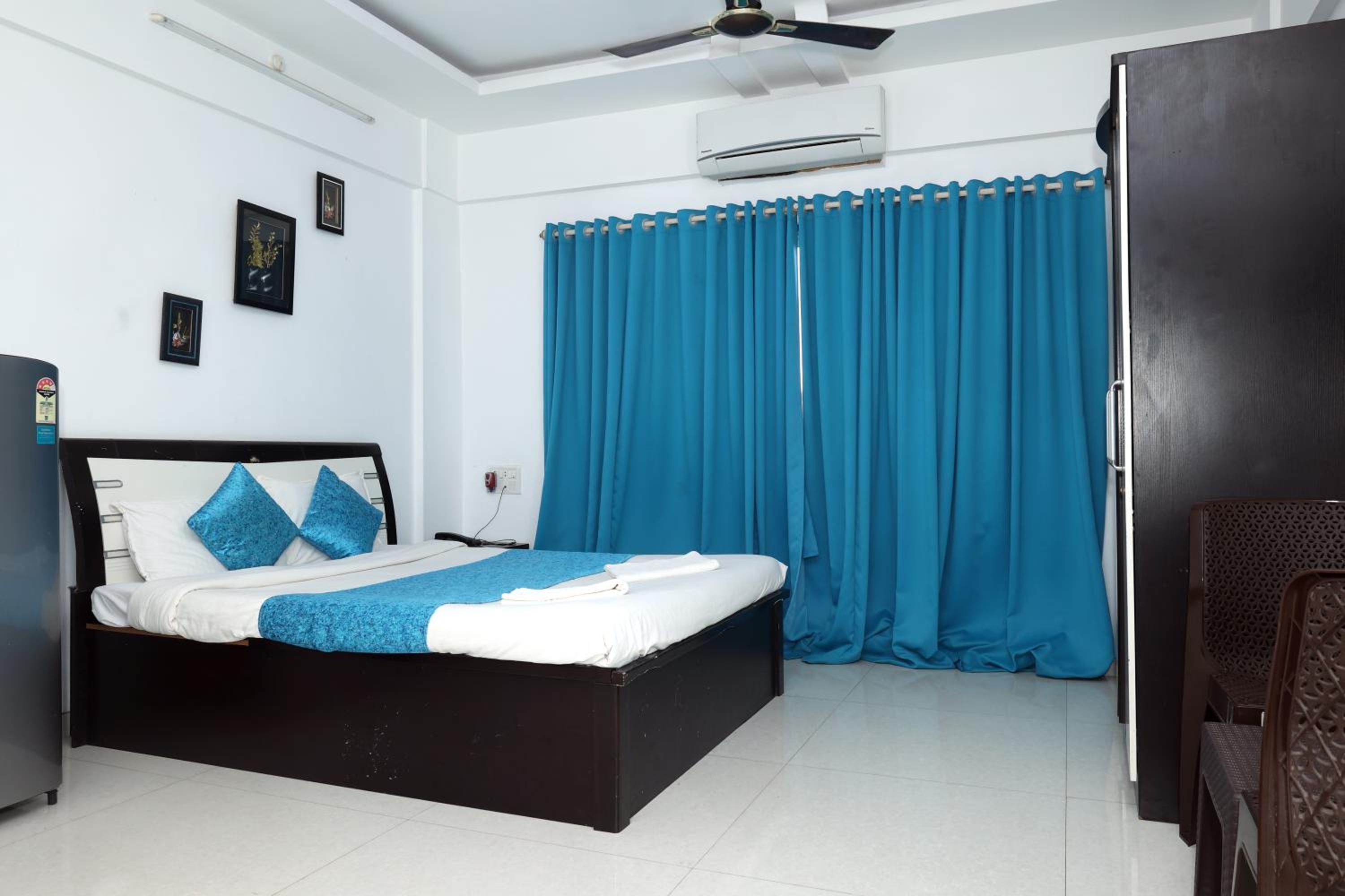 Double Room with Pool View - Photo 18